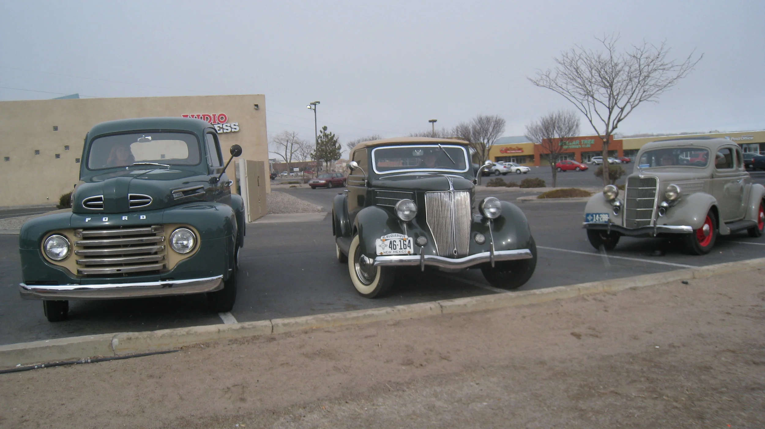 snowing and a good day for a tour.JPG