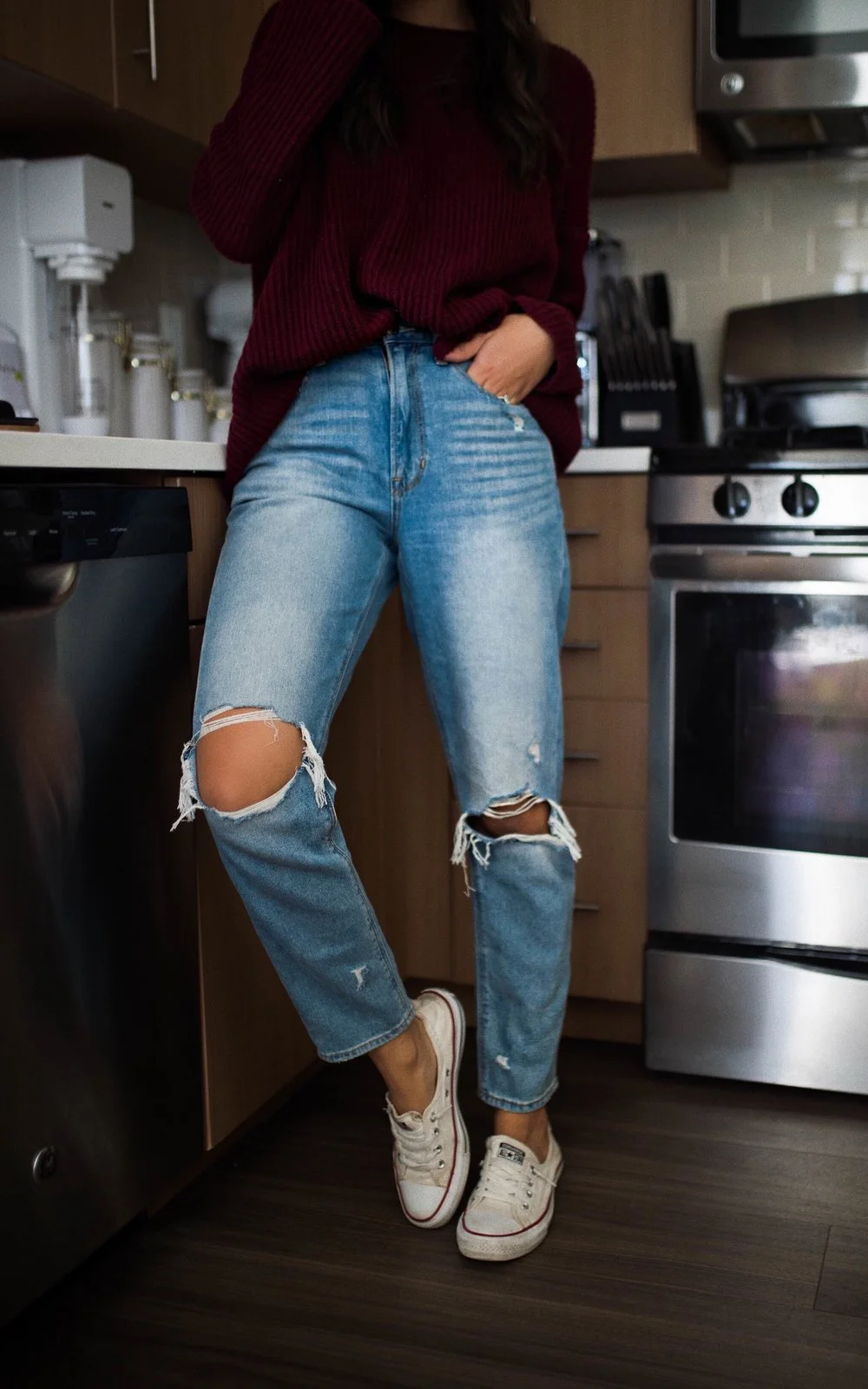 converse and mom jeans