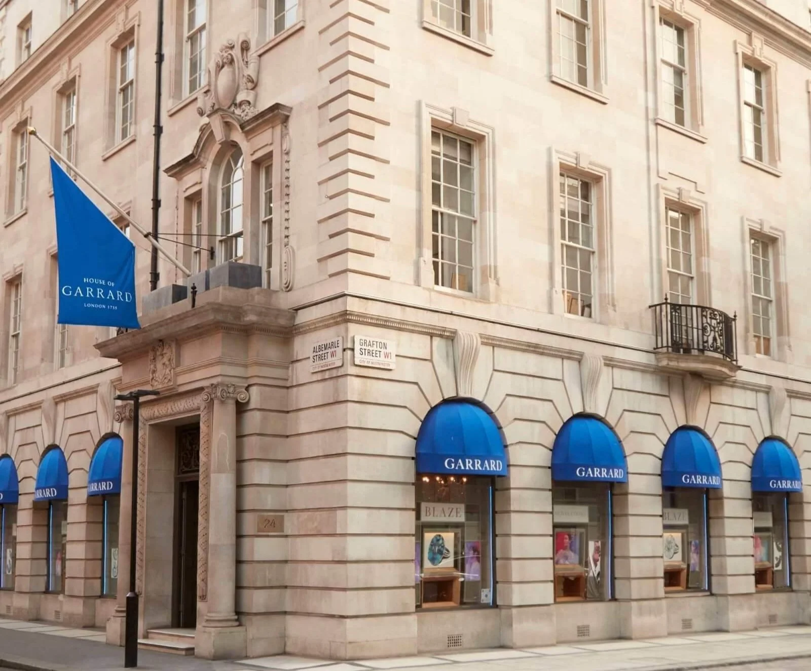Garrard-flagship-jewellery-boutique-in-London-Mayfair-turning-royal-blue-for-Platinum-Jubilee-1-1600x2000.jpg