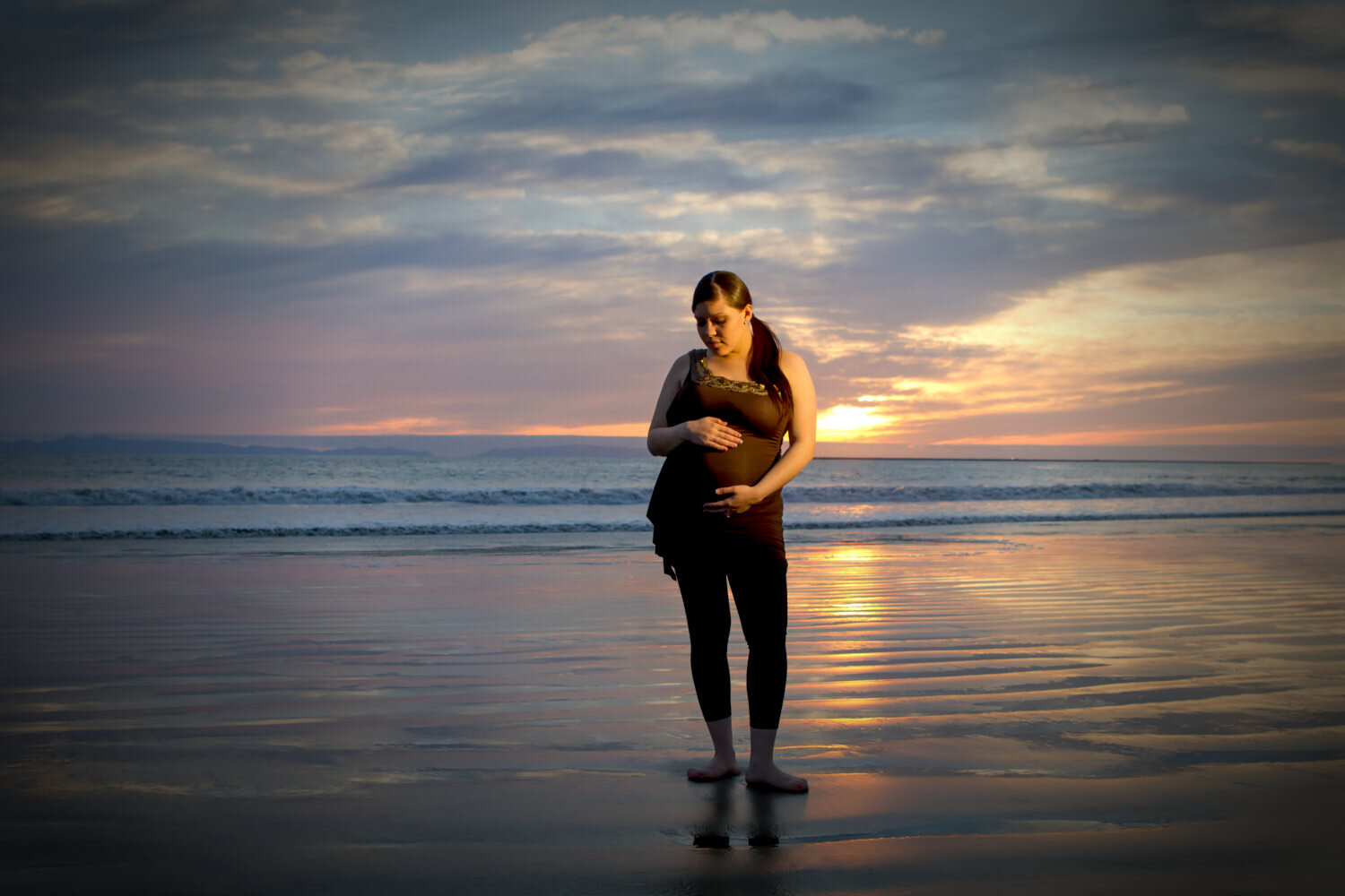 Seal-Beach-maternity-portrait-sunset-water.jpg