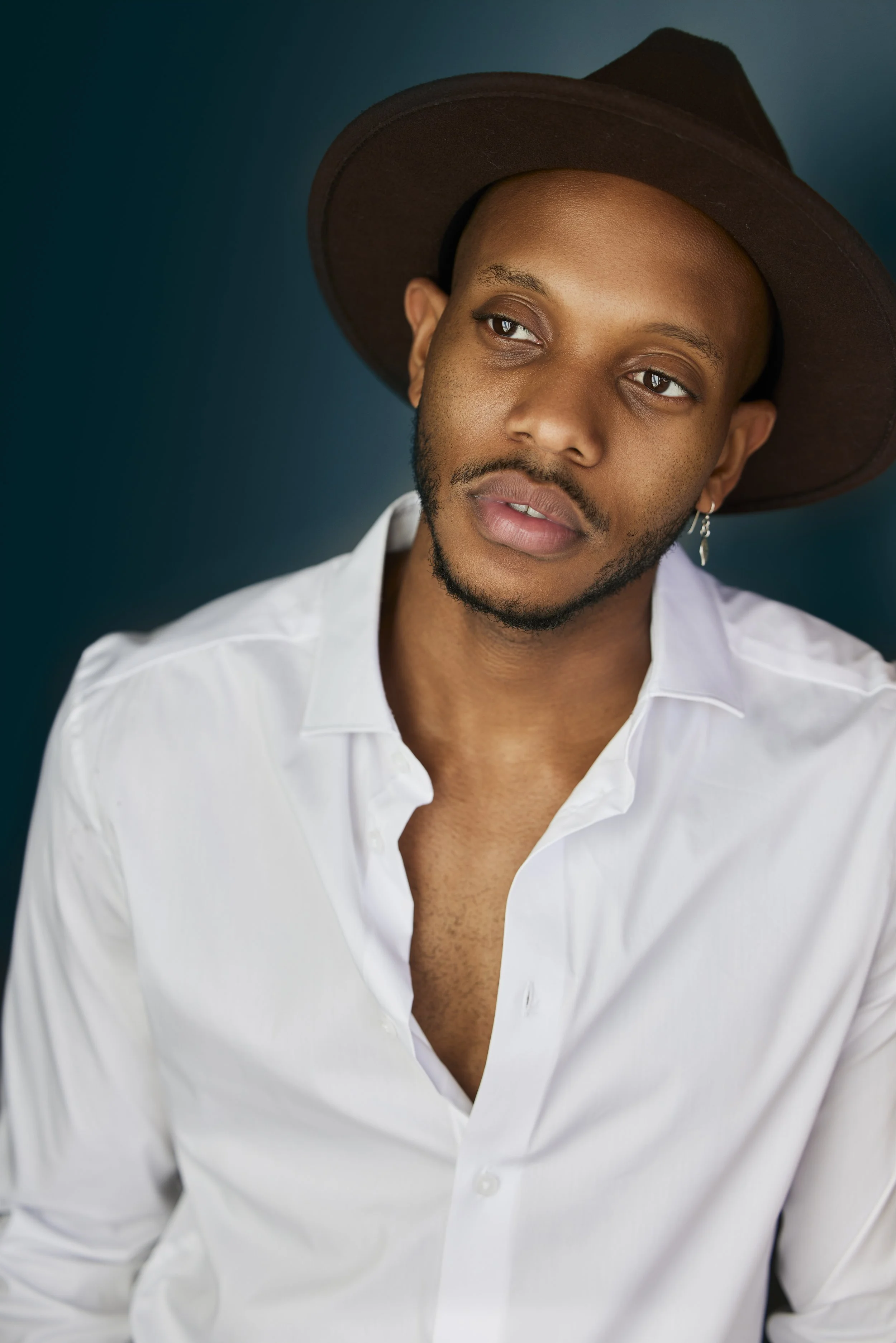 Close-Up Men’s Portrait with Hat and Expressive Gaze