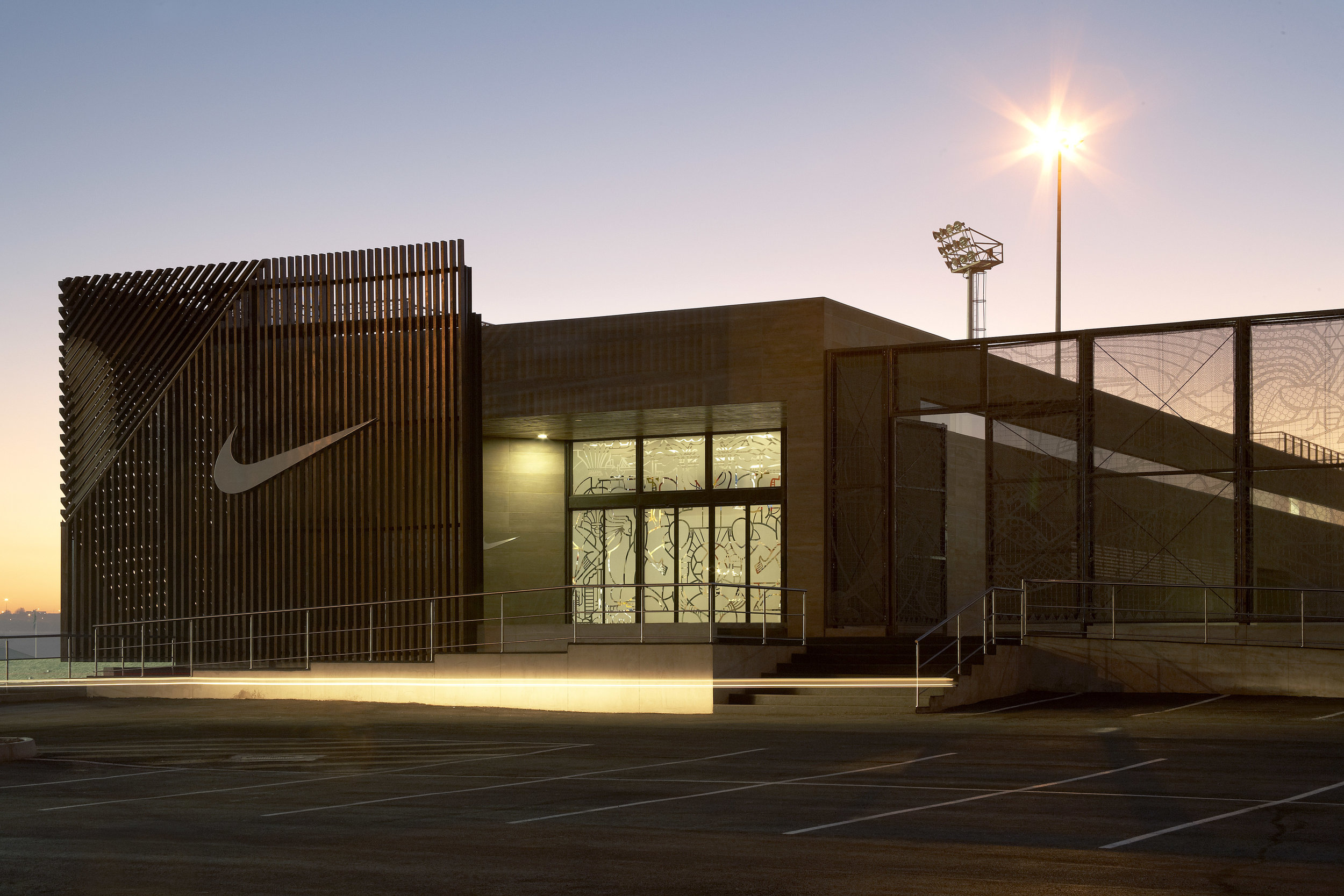 Завод найк. Штаб квартира найк Бивертон. Nike штаб квартира в Орегоне. Beaverton Nike Design Center. Nike Fabrikasi.