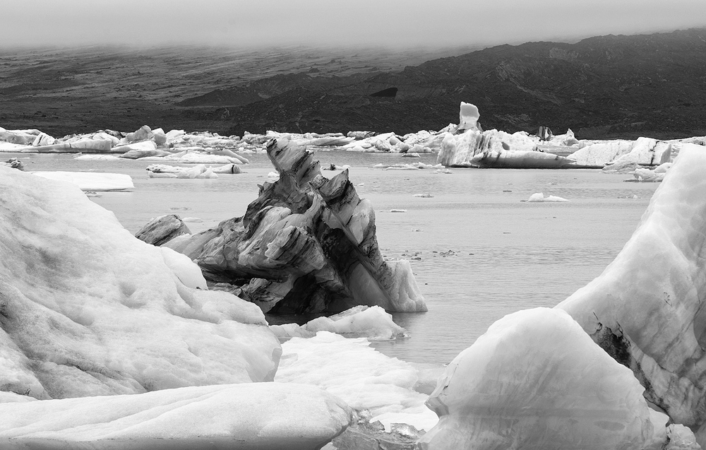 jokulsarlon icebergs bw 3698.jpg