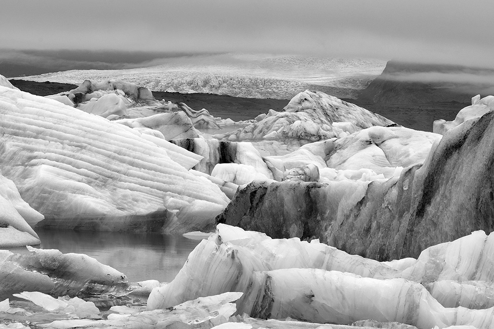 jokulsarlon icebergs bw 3690.jpg