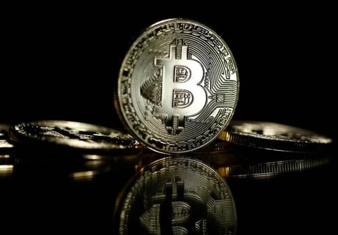 É a segunda empresa do tipo que é alvo de alerta da CVM. Em 19 de dezembro, a Hashcoin Brasil também recebeu alerta para parar a oferta de investimentos em mineração de Bitcoin. (Dado Ruvic/Ilustração/Reuters)