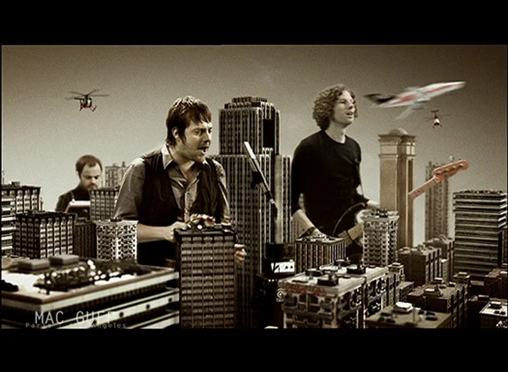 mac_guff_paris_-_kaiser_chiefs_-_ruby_(2007)_3.jpg
