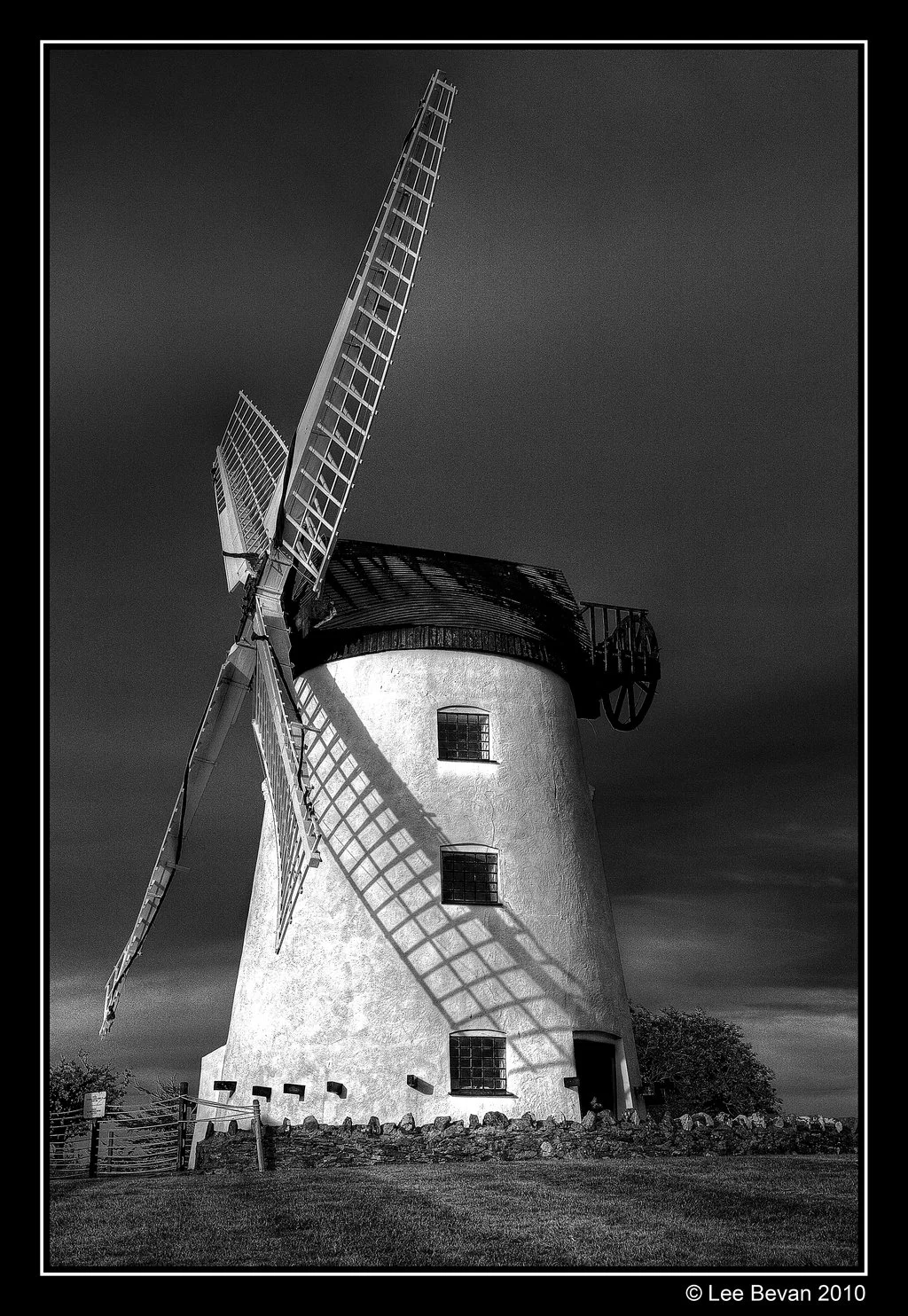 windmill_black_and_white_hdr_by_leeby-d2yhakk.jpg