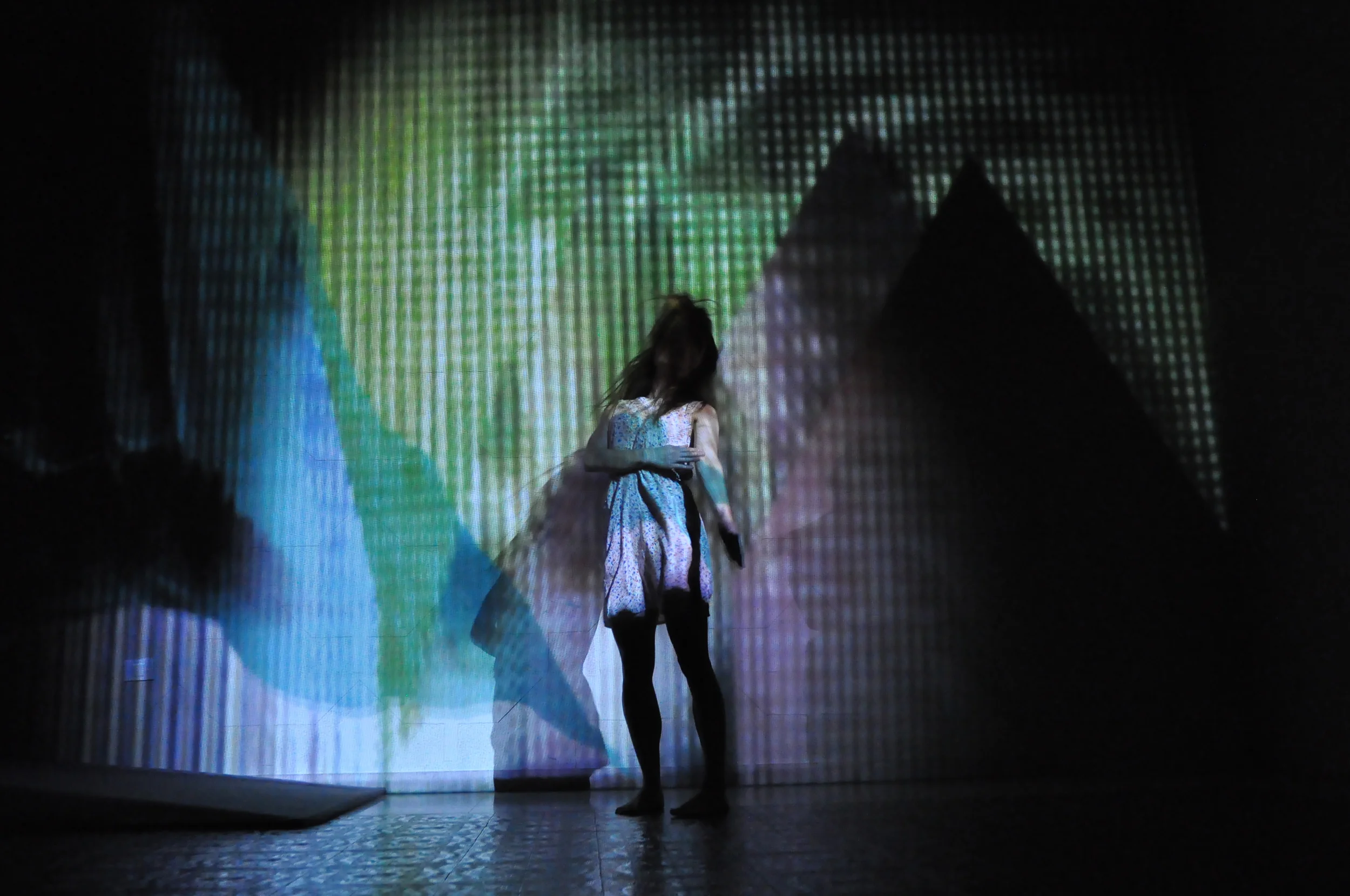Photo: Francesco Franz Ferro Choreography and Dance: Anastasia Kostner Inspiration from: Gabriella Maiorino Live Visuals, Stage Design, Software Engineering: Maarten van der Glas Music: John Hopkins, Aphex Twin Produced by: Animu Dance Company Supported by: Institut de Cultura Ladina, Circolo See more about Animu Dance: ainimu.co Read the first review of Geomorphosis: Usc Di Ladins FOR MORE INFO AND BOOKING: anastasia.kostner@gmail.com