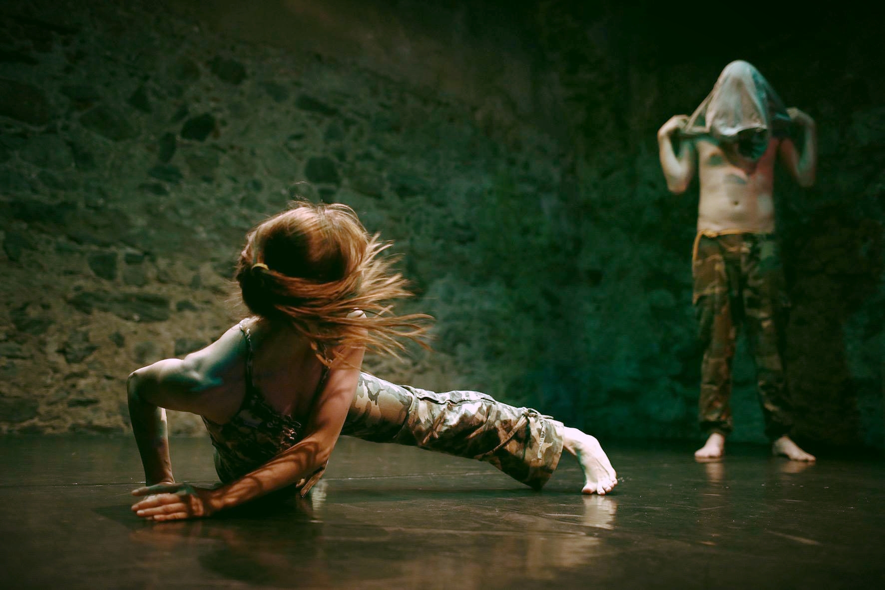 SEVEN SECONDS is a dance theatre piece, a collaboration between Fabrik Azzurro and Martina Marini on texts from German author Falk Richter. It was performed in several theatres of Northern Italy, and in Austria between 2016 and 2017. Direction by Thorsten Schilling / Choreography Martina Marini and the dancers / Dance: Riccardo Meneghini and Anastasia Kostner / Acting: Eva Kuen & Peter Schorn & Christoph Stoll / Stage Design, Music, Video: Zita Pichler, Gregor Marini / Video software: Maarten van der Glas. For a review click here . Photo credit: Fabrik Azzurro