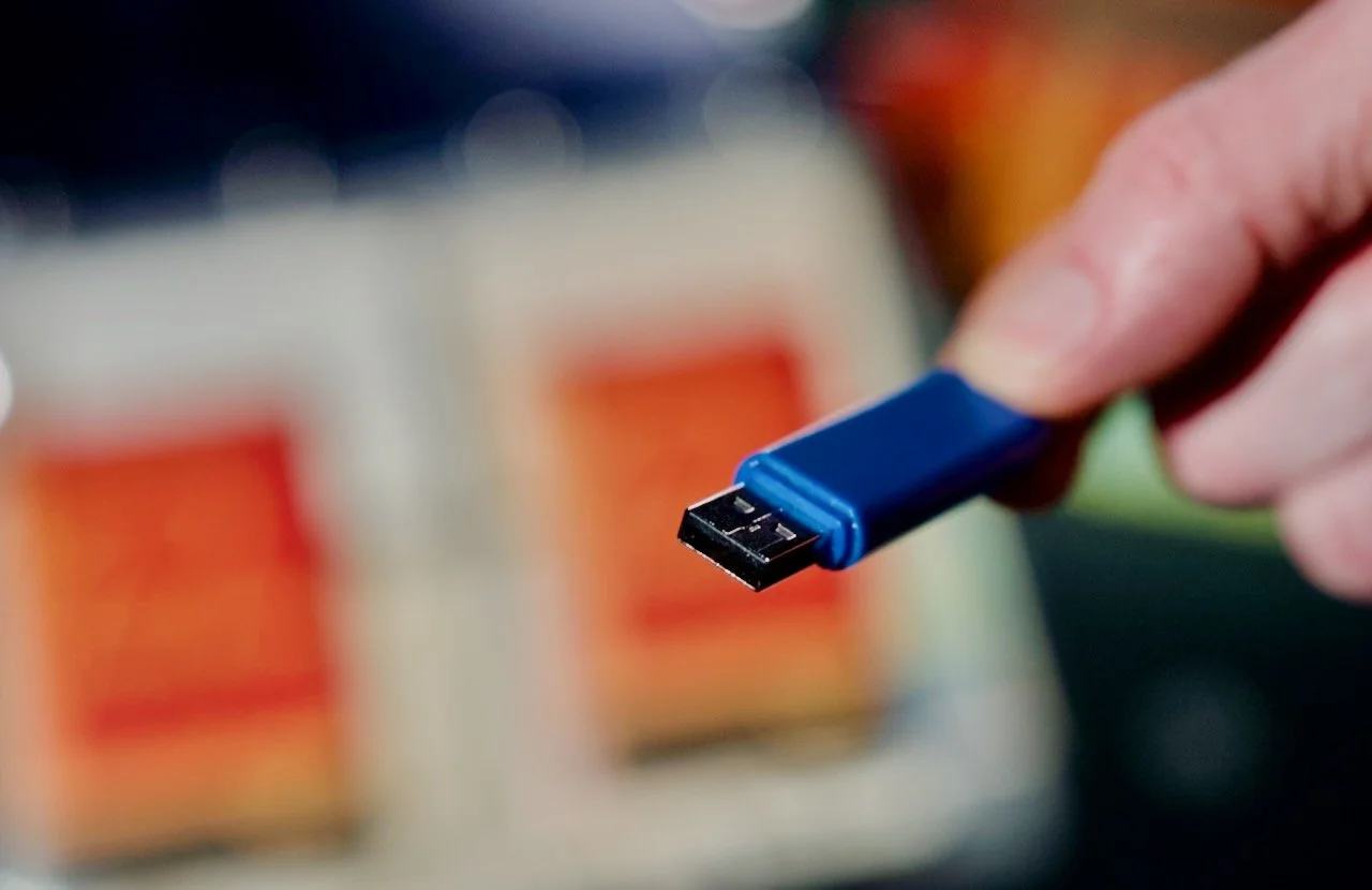 DIGITAL FILES DELIVERY OPTIONS: USB STICK, HDD OR CLOUD