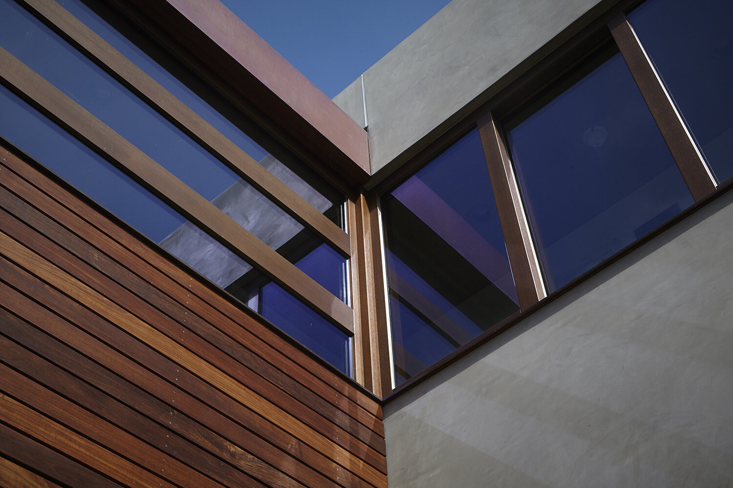 S.E.A.-Studio-Environmental-Architecture-David-Hertz-FAIA-Navy-House-Venice-Beach-California-sustainable-regenerative-restorative-green-design-tilt-up-slab-concrete-courtyard-residential-brutalism-pool-wood-detail-exterior-modern-contemporary-16.jpg