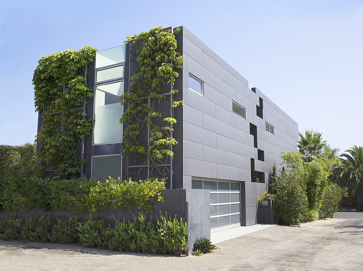 S.E.A.-Studio-Environmental-Architecture-David-Hertz-FAIA-Split-House-Venice-Beach-sustainable-regenerative-restorative-design-residential-contemporary-modern-courtyard-patio-green-building-balcony-view-garden-geometric-tetris-facade-studioea-grid-1.jpg