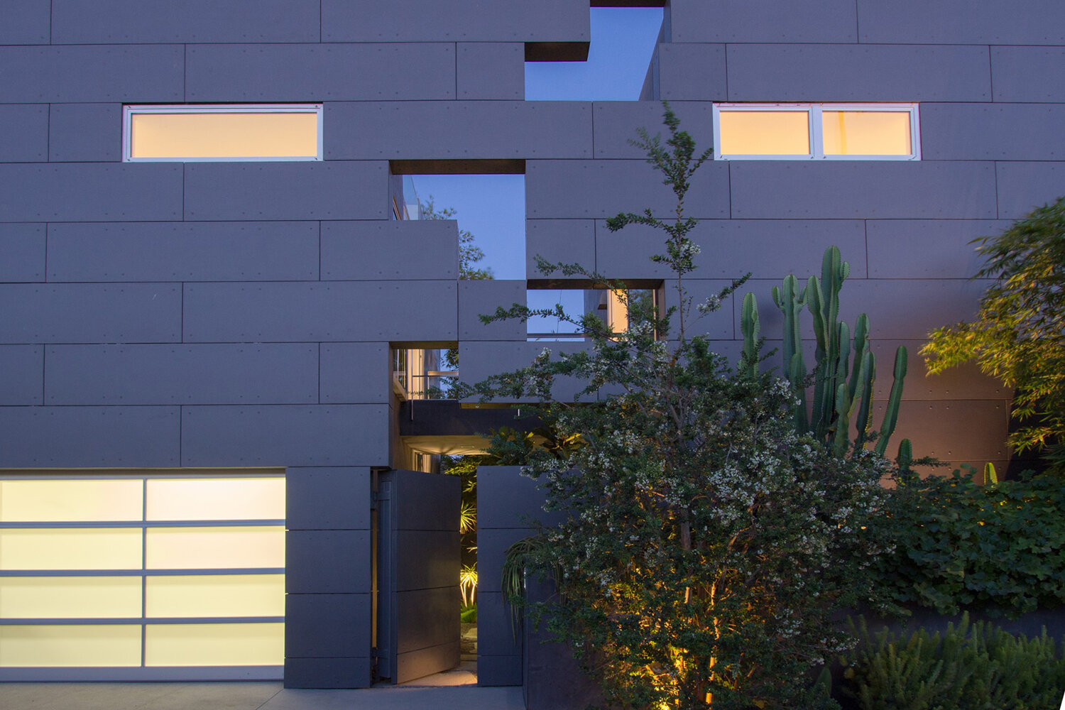 S.E.A.-Studio-Environmental-Architecture-David-Hertz-FAIA-Split-House-Venice-Beach-sustainable-regenerative-restorative-design-residential-contemporary-modern-courtyard-patio-green-building-balcony-view-garden-geometric-tetris-facade-studioea-grid-31.jpg