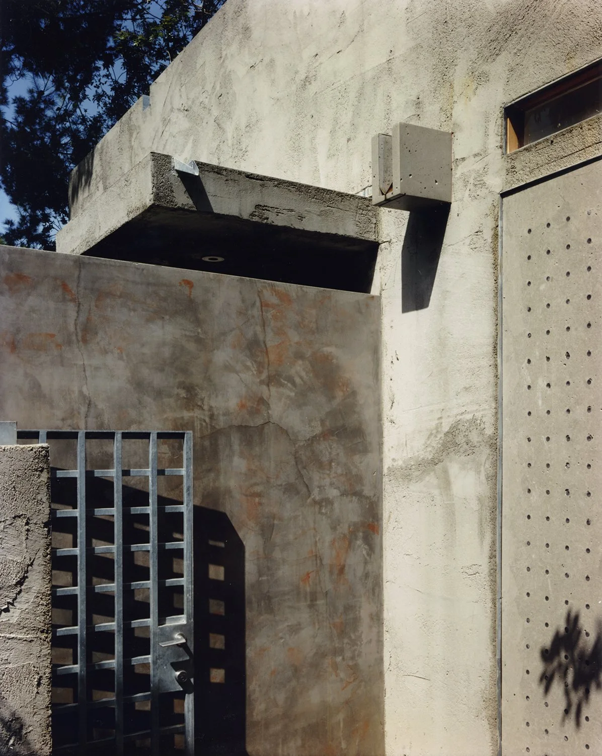 S.E.A.-Studio-Environmental-Architecture-David-Hertz-FAIA-Stradella-House-Los-Angeles-sustainable-regenerative-restorative-design-residential-contemporary-modern-passive-systems-recycled-wood-concrete-green-building-Hollywood-Hills-view-studioea-22.jpg