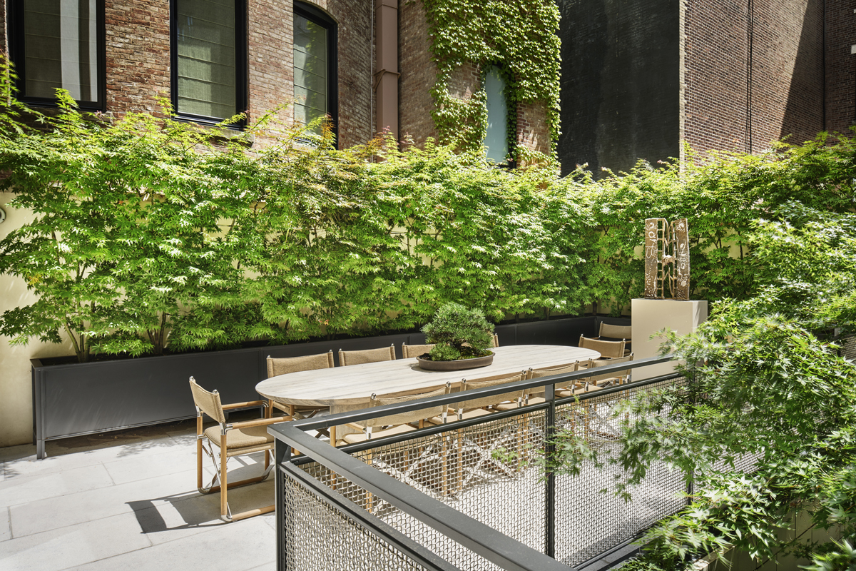The planting on the upper terraces, both dining and lounge, provide softened backdrops and privacy screens.