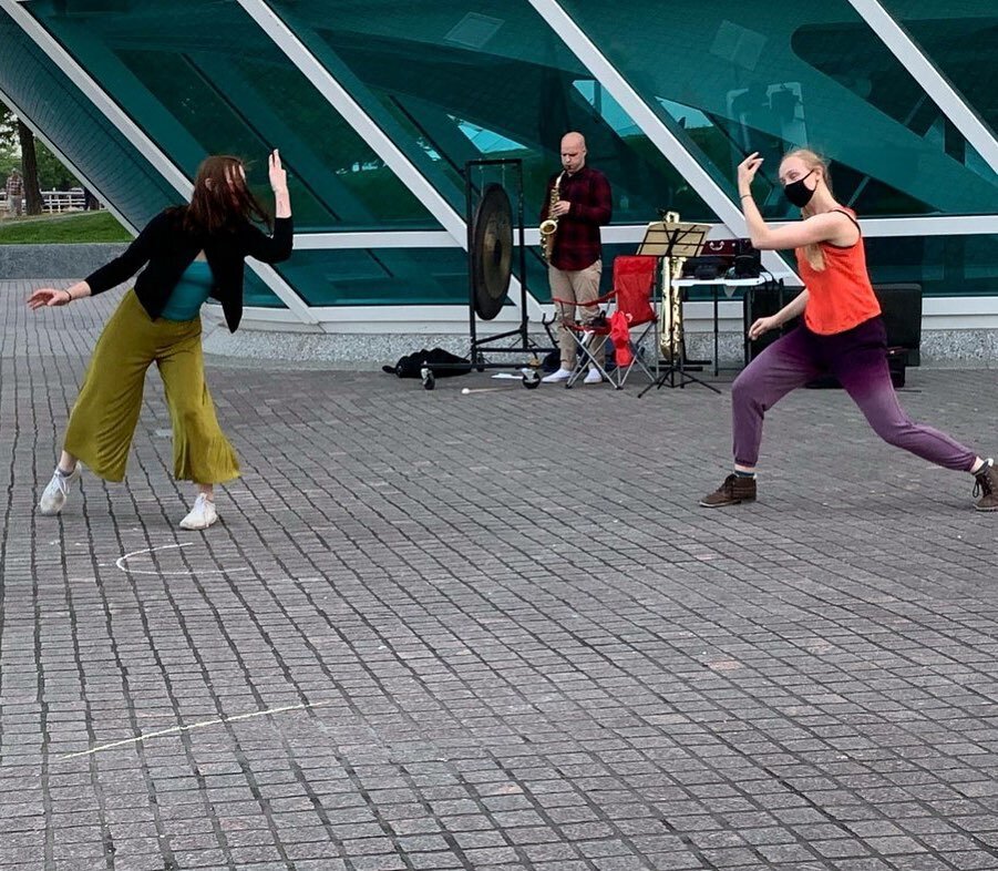 Rehearsal shot with Wild Space Dance at the Milwaukee Art Museum, including a very non-【�ａｅｓｔｈｅｔｉｃ】red rehearsal lawn chair&hellip;I promise, I&rsquo;ll leave that out of the show.

Catch us tomorrow evening at the Milwaukee Art Museum, 6PM,【�ｆｒｅｅ】

