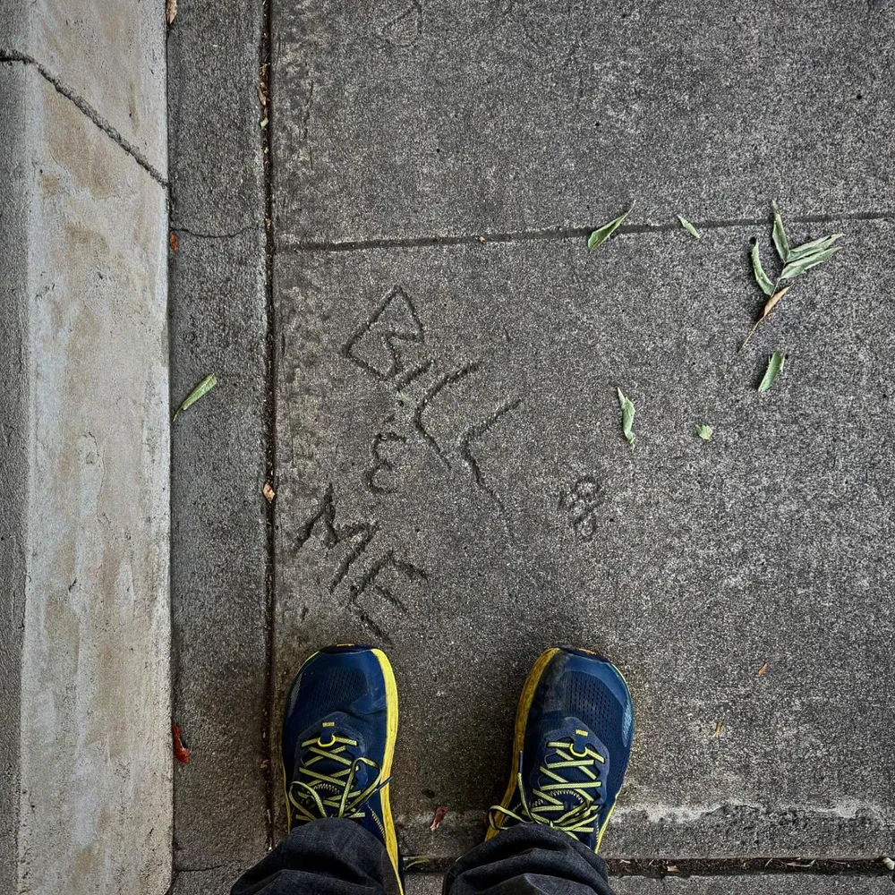 When you are committed, but not totally. I hate to be the one to tell you this Bill, but you are experiencing a case of &ldquo;Anonymous love.&rdquo;
#loveincement #sidewalklove #modestoca #walkingawaymytype2 #solviturambulando #urbanhiking