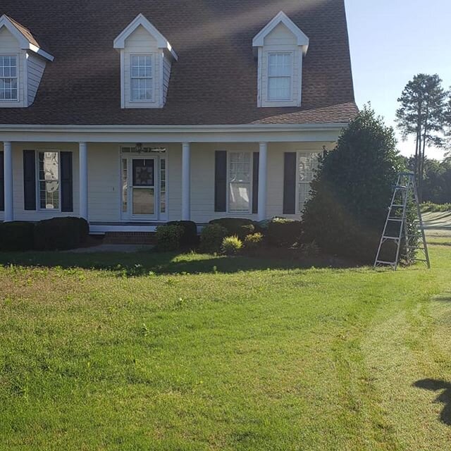 #beforeafter #lawncare #quality #lawnmaintenance  #beautiful #lawn #beautifullawn  #mowing #grass #edging  #flowers #manuelweeding #weeding #pruning #mulch #pinestraw #trimming #bushes 
#leafremoval #branchesremoval  #debrisremoval #Wakeforest  #Garn