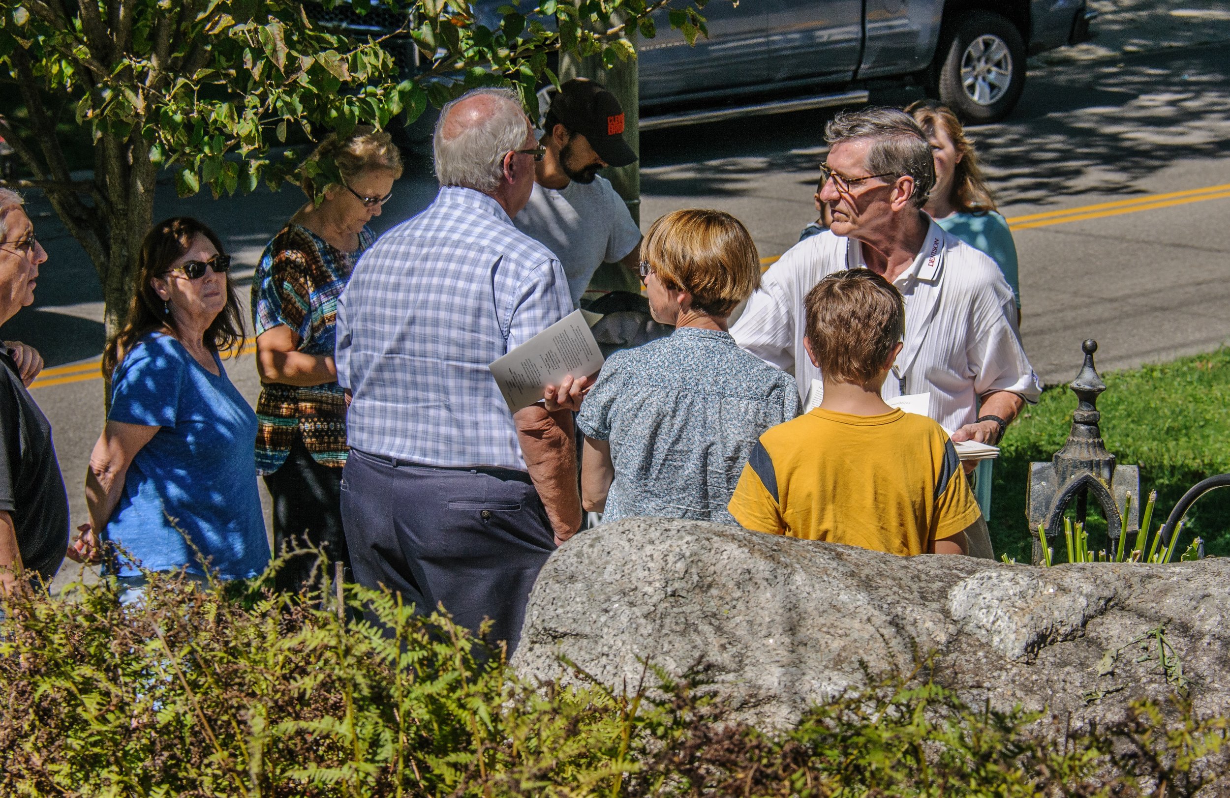 Organizer Keith Boone readies the next group of visitors for their tour.