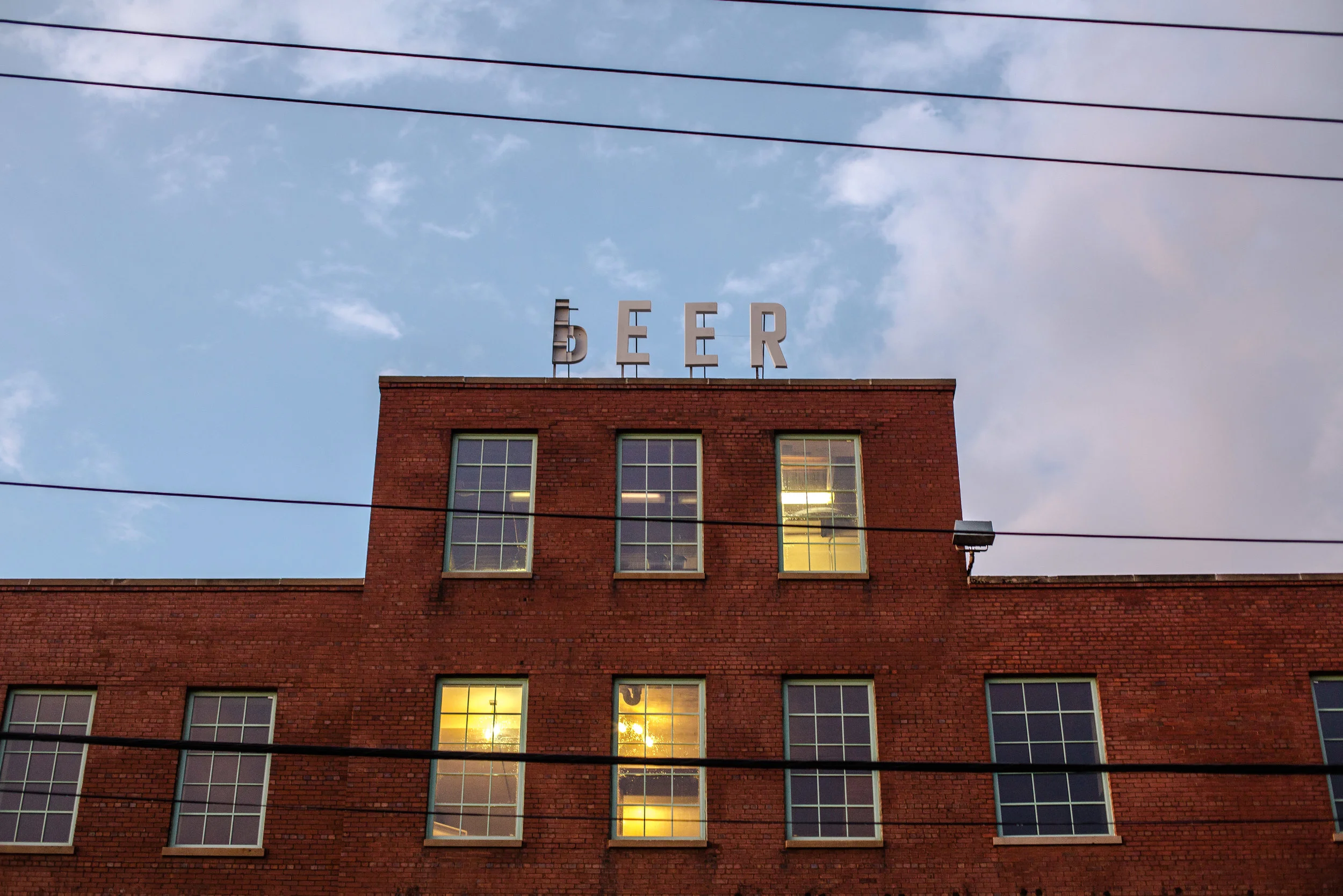 Si lo mezclas, ellos vendrán — Whiner Beer Company en Chicago, IL