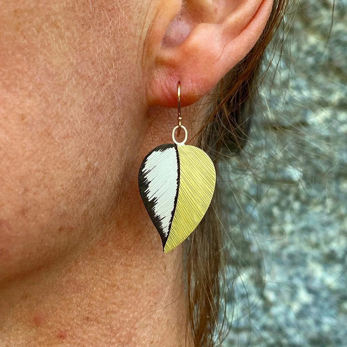 We adore the contrast in these leaf earrings from the talented @susanmahlstedtjewelry 

Susan uses a technique called depletion gilding which brings the pure white of the silver to the surface. She couples it with 18k gold bi-metal and uses a method 