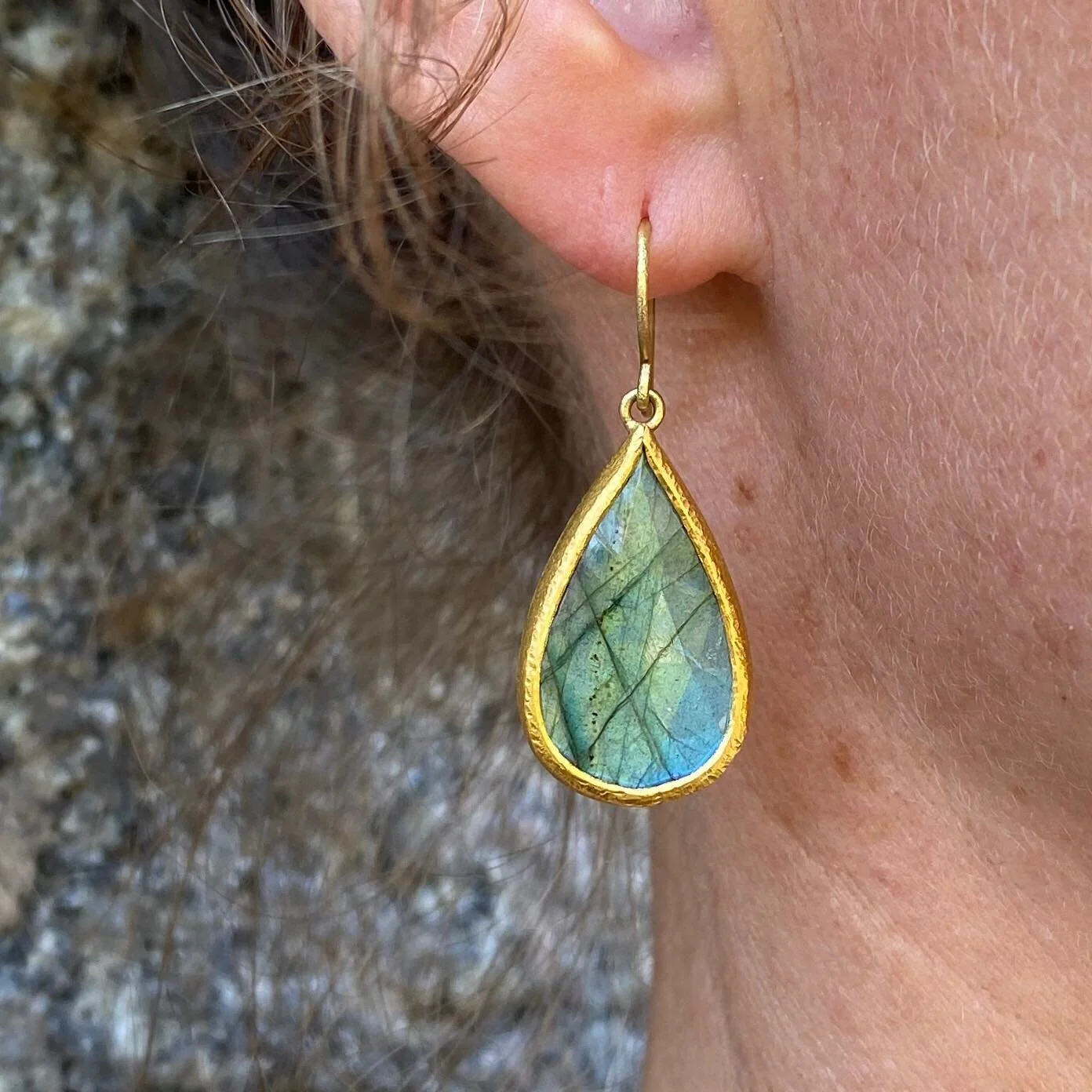 Dreamy labradorite earrings from @devtadoolan 

#labradorite #labradoriteearrings #22k #22kgold #devtadoolan #deerislestyle #deerisle