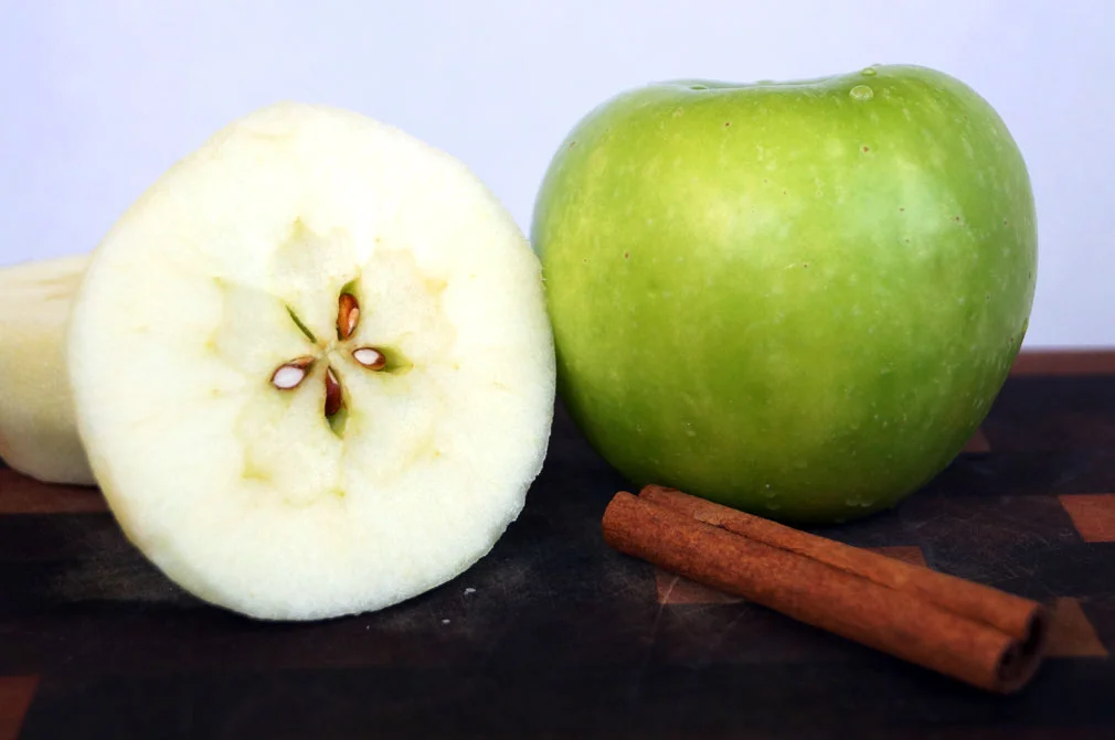 Apples + cinnamon = Yum! // TheCuriousCoconut.com