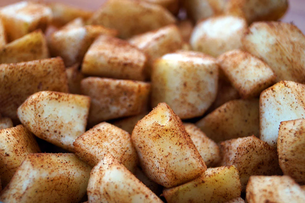 Cinnamon-coated apple cubes