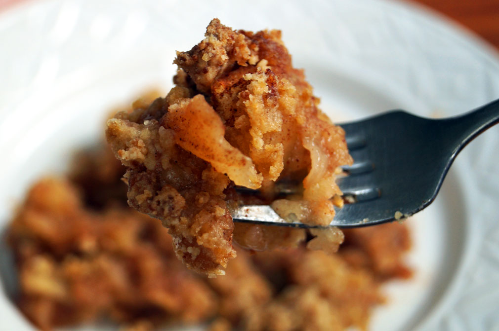 Grain-free, #paleo apple crisp -- just like your grandma's! // TheCuriousCoconut.com