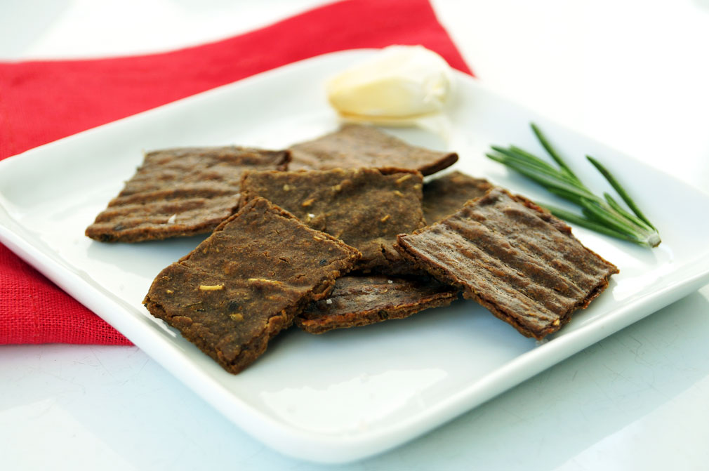 The Perfect Paleo Crackers: garlic rosemary plantain flour crackers (nut-free, autoimmune paleo) ::: TheCuriousCoconut.com