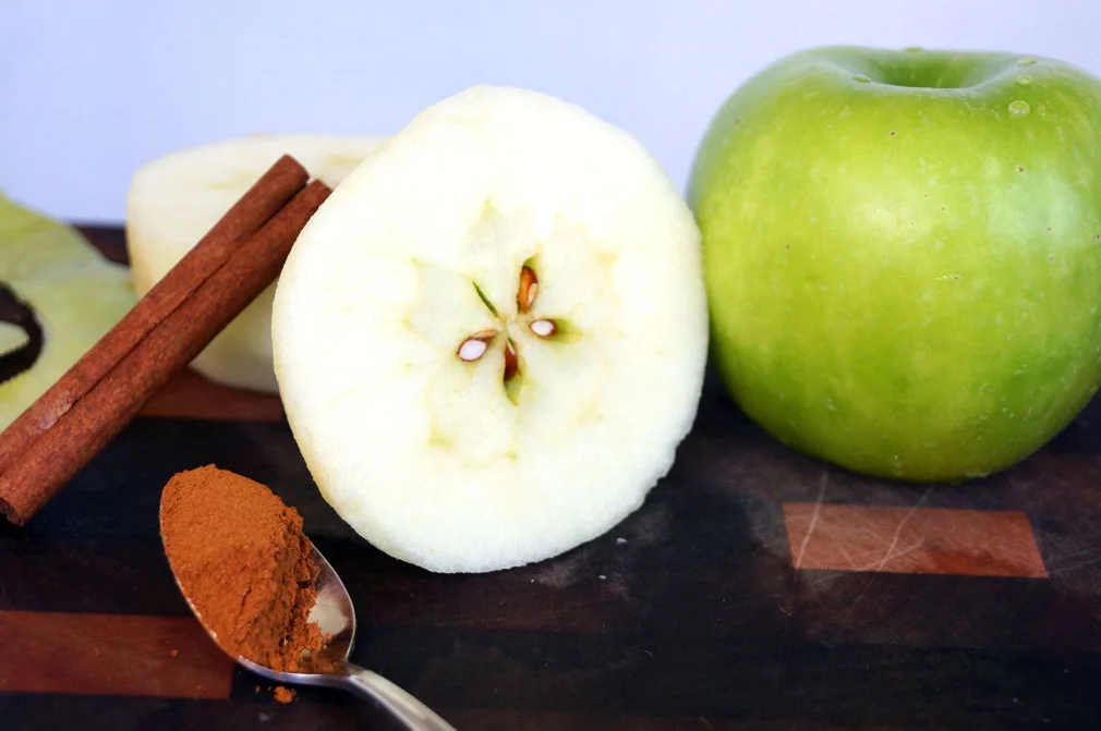 #paleo apple crisp ingredients // thecuriouscoconut.com