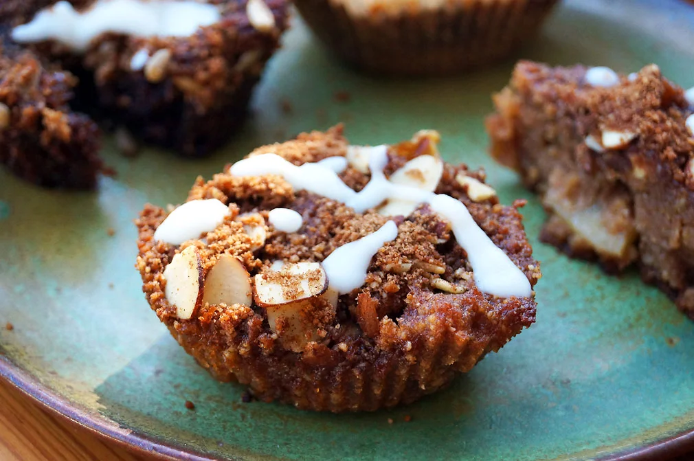 Apple Cinnamon Crumb Cake from #RealLifePaleo // TheCuriousCoconut.com #paleo #glutenfree #breakfast