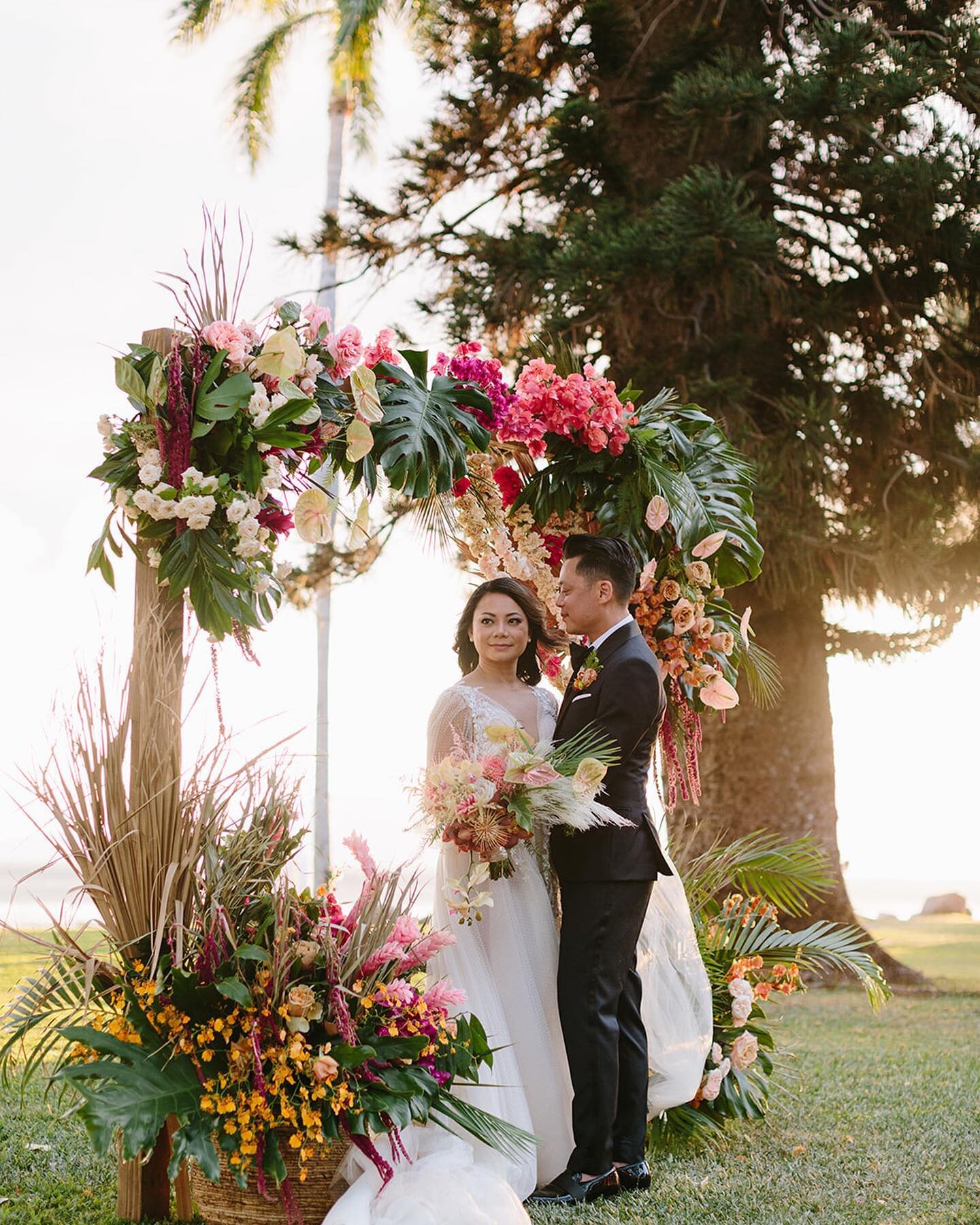 Scenes from the stunning wedding of Jewels &amp; Khang 

Planning &amp; Design : @coutureeventshawaii 
Photography :  @melialucida 
Venue: @theolowaluplantationhouse 

#mauiwedding #luxurywedding #hawaiiwedding #destinationwedding #mauidestinationwed