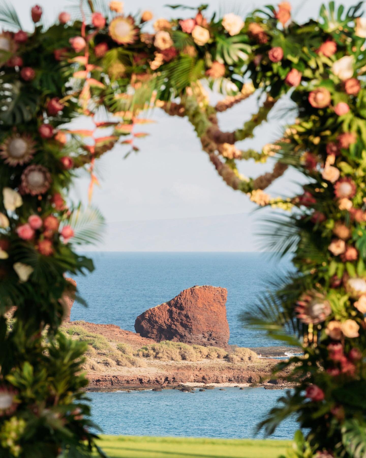 Pu&rsquo;u Pehe, also known as Sweetheart Rock, making a stunning background for this ceremony site. We love the sweet island of Lana&rsquo;i! 

Venue: @fslanai 
Photography: @annakimphotography 

#mauiwedding #luxurywedding #hawaiiwedding #destinati