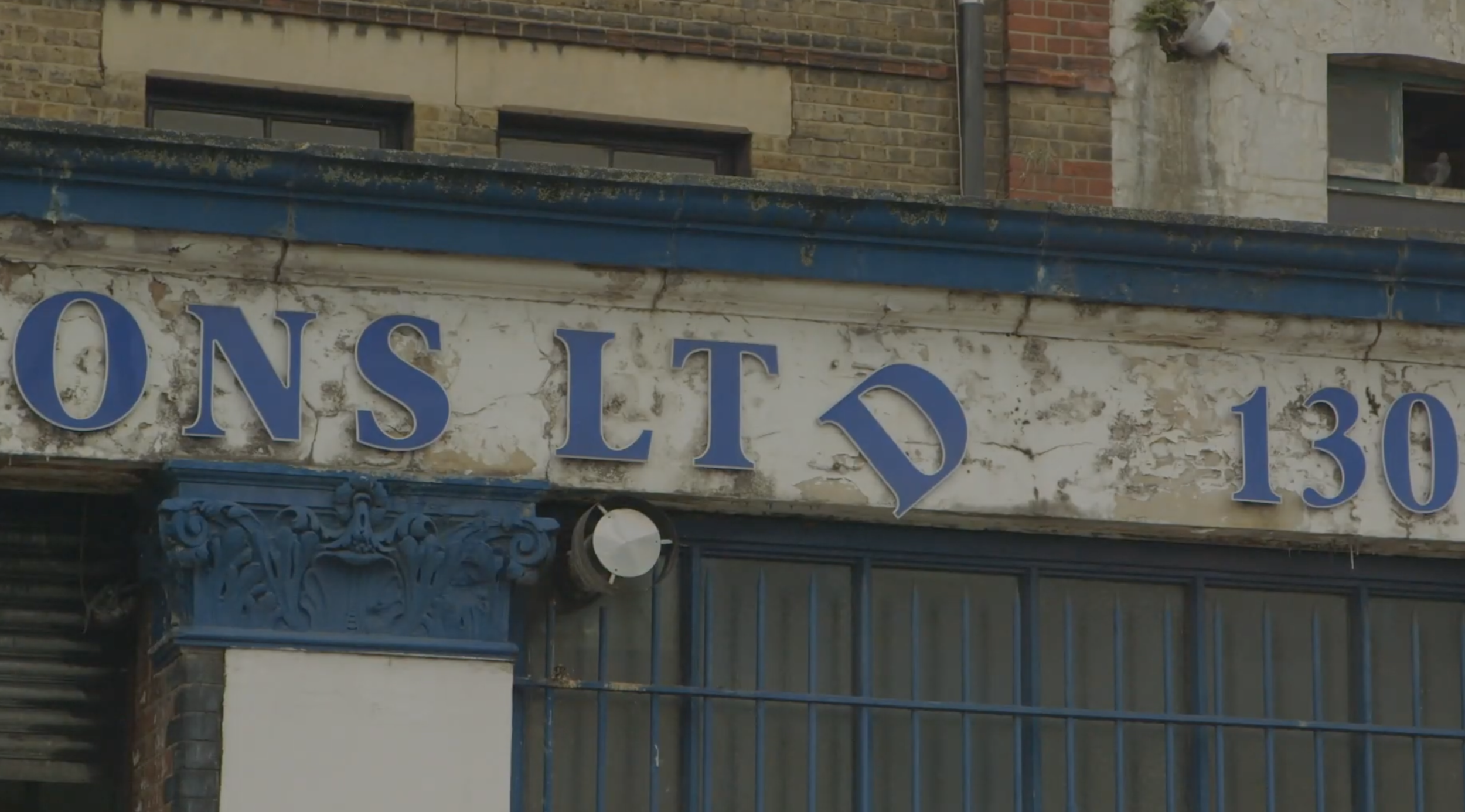 the-street-documentary-Zed-Nelson-Hoxton-pub-sign-closed