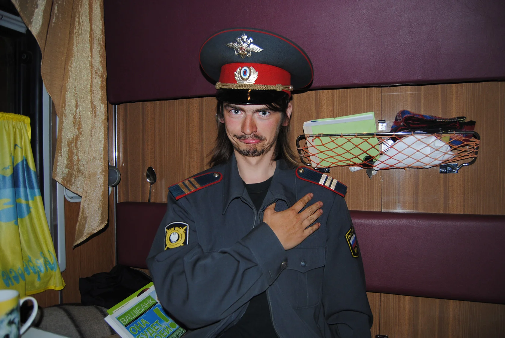 Závěrečná cesta se velmi protáhla... Scio v uniformě drážní policie, snímek Lenky