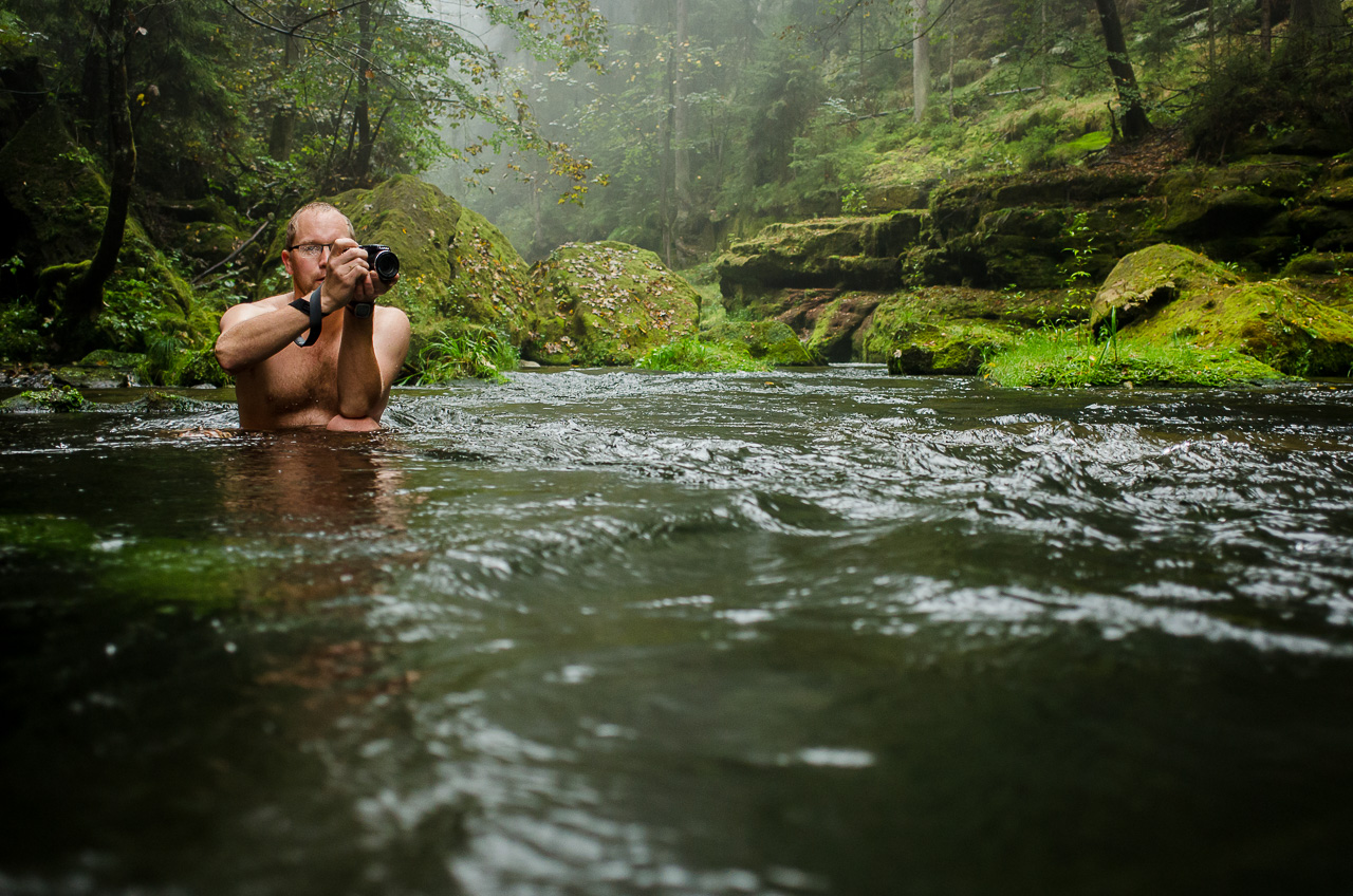 Není nad to strhnout ostatní k bláznovství. Fotograf Pavel se nechal vyhecovat a skočil za fotkami do již velmi studeného toku. Jak se dneska říká, bylo to cool! 14. září 2014, Nikon Coolpix A, clona f/2,8, expoziční čas 1/80 sekundy, ISO 720, –1 EV, z ruky 