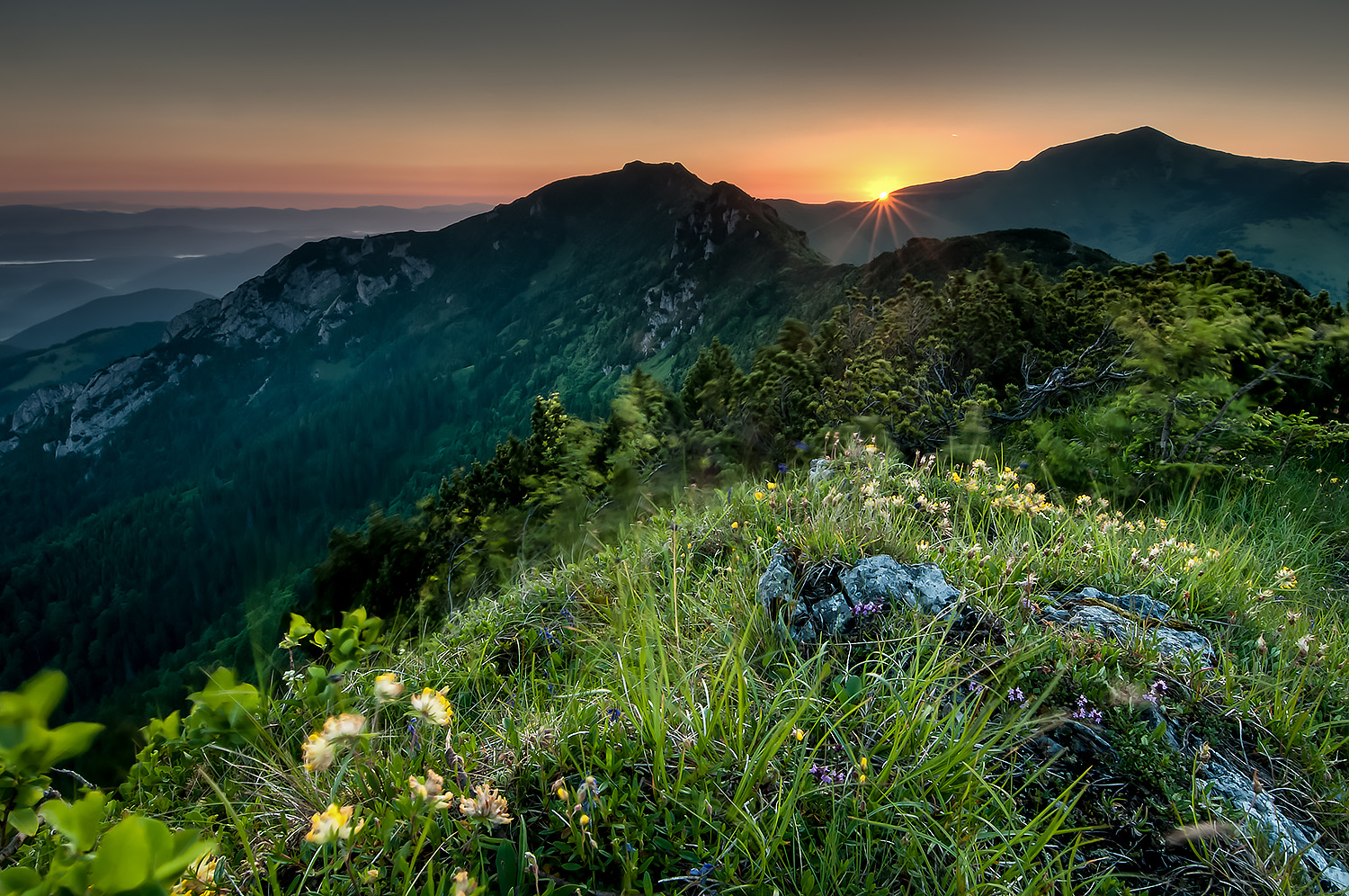 29. června 2010, 04.49 ráno, Suchý, Malá Fatra, Slove nsko Nikon D300, Nikon 12-24mm f/4,0 G IF-ED AF-S DX, f/22, HDR z devíti expozic (1/160 - 1.6 sec.), ISO 200. Fotografováno ze stativu pomocí funkce intervalového snímání s nastaveným bracketingem.