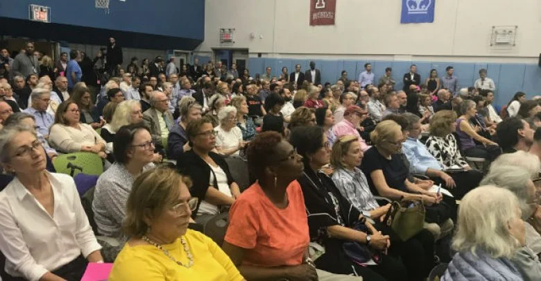Photo: Brooklyn Heights Residents at DOT/BQE Reconstruction Plan Meeting/Gothamist