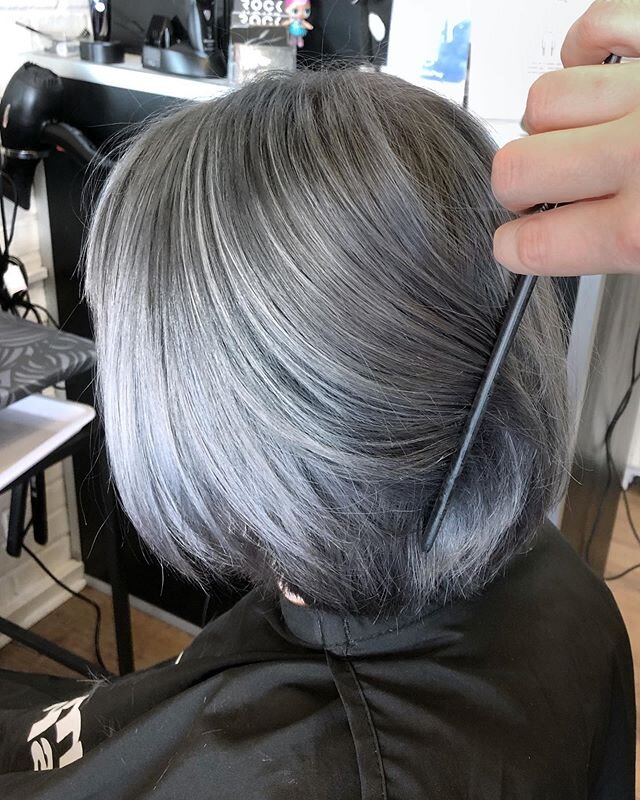 Smuk forandring.
Fra bleget blond h&aring;r til en smuk gr&aring; farve med flot farve spil. 🤍🤍🤍
#grayhair #color #haircolor #gr&aring; #silver #h&aring;r #farve #farveth&aring;r #fris&oslash;r #randers #salon