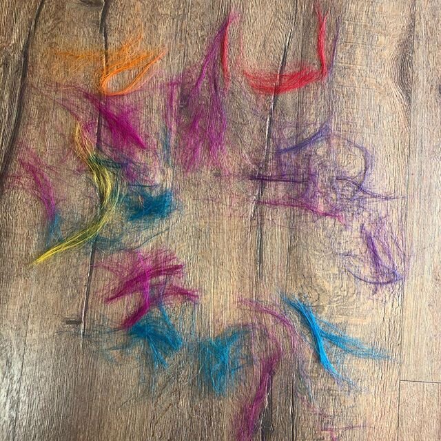 N&aring;r af-klippet er kunst i sig selv ❤️🧡💛💚💙💜💙💚💛🧡❤️
#fris&oslash;r #kunst #h&aring;ndv&aelig;rk #h&aring;r #klip #farve #farver #salon #kreativ #regnbue #randers #sjov