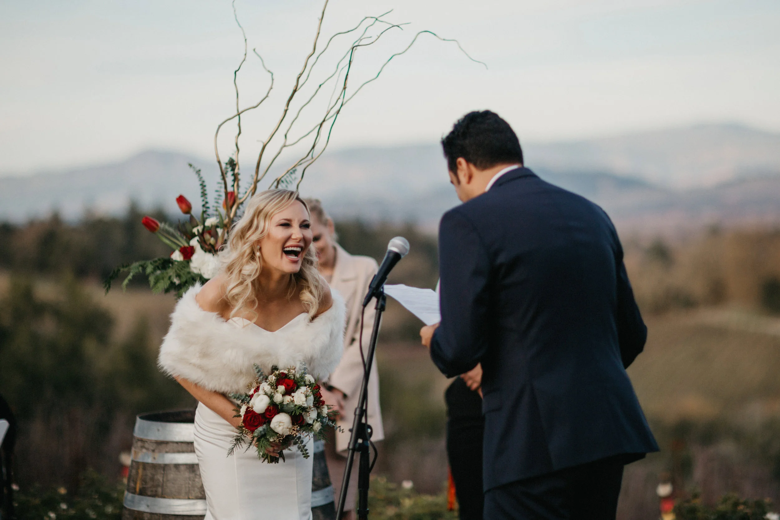  Anna Faris officiates wedding of close friend and co-producer of Unqualified.