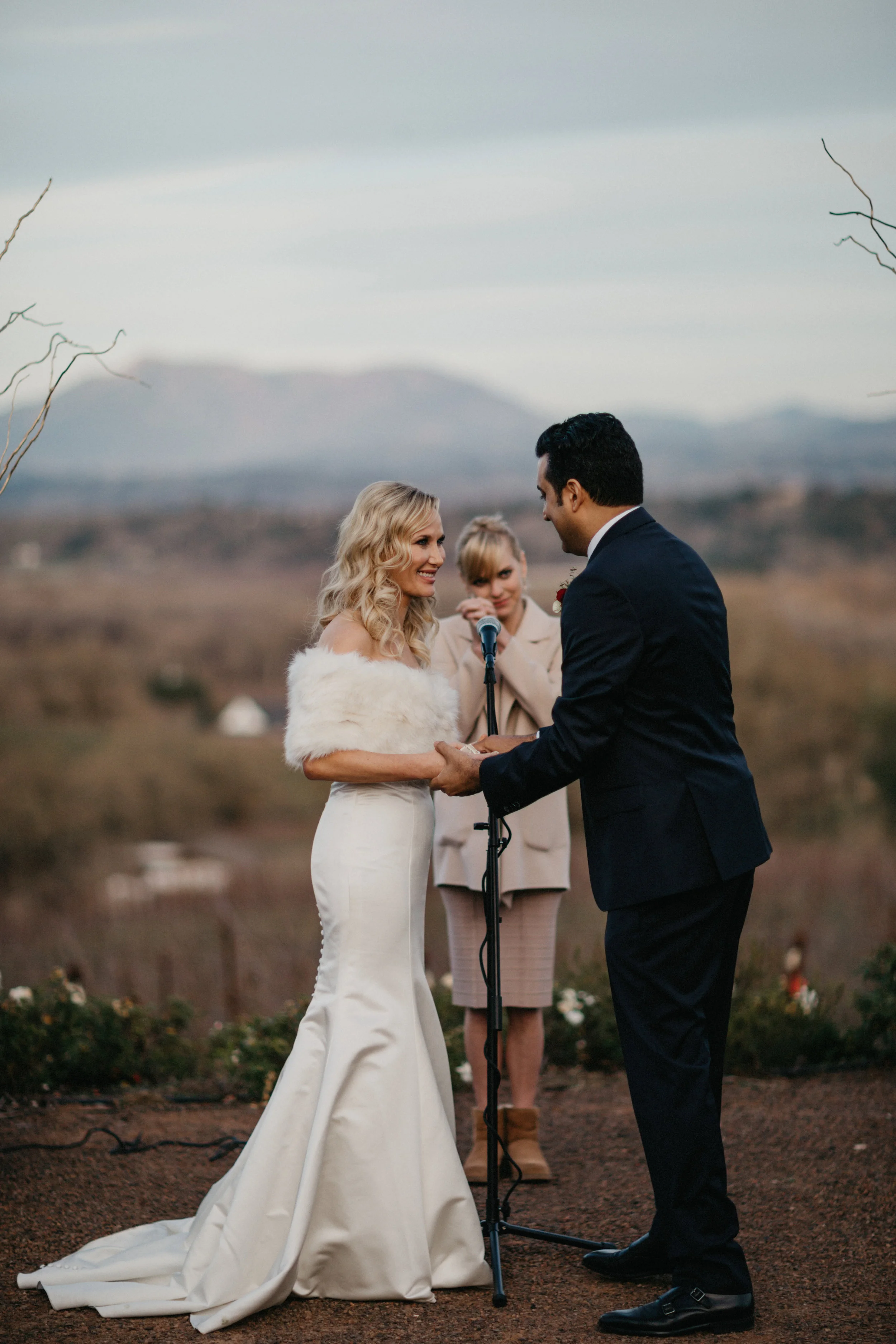 Anna Faris officiates wedding of close friend and co-producer of Unqualified.