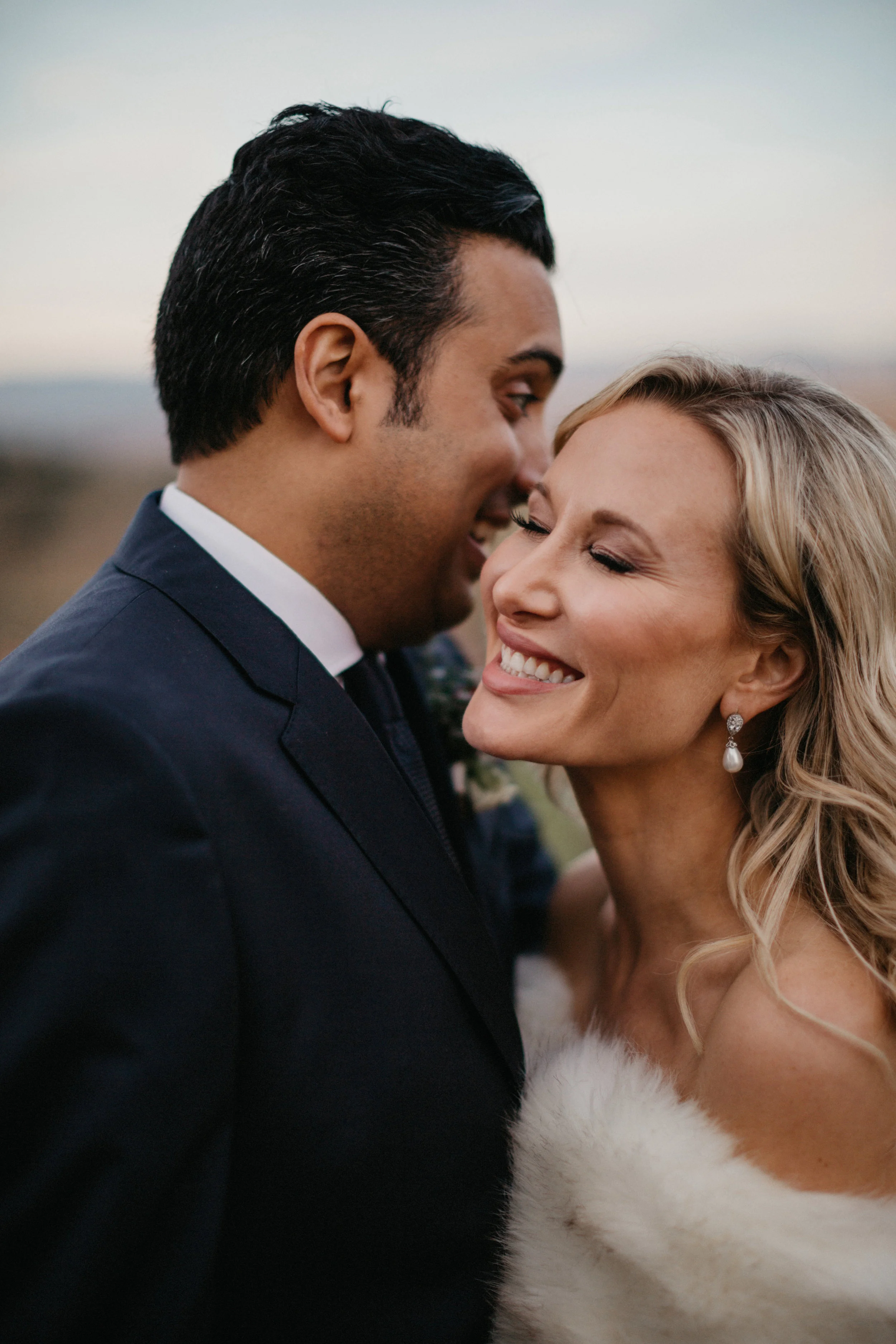 Anna Faris officiates wedding of close friend and co-producer of Unqualified.