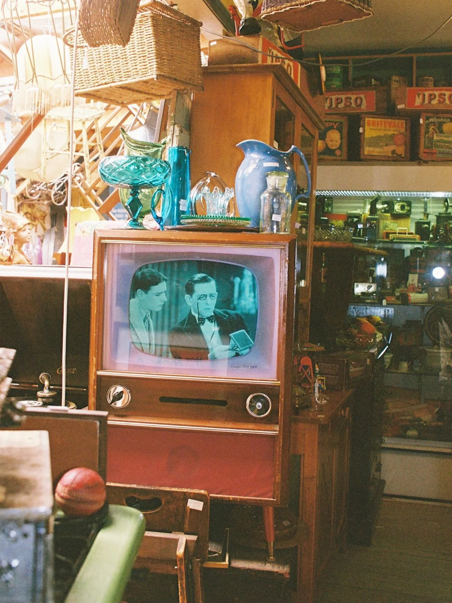 Needed some maximalist antique core to get me motivated. Maybe you do too? 
@hazelbrook_cottage_antiques really brings it. 

Ultramax 400, with a Godox lux senior flash. My new favourite combo.