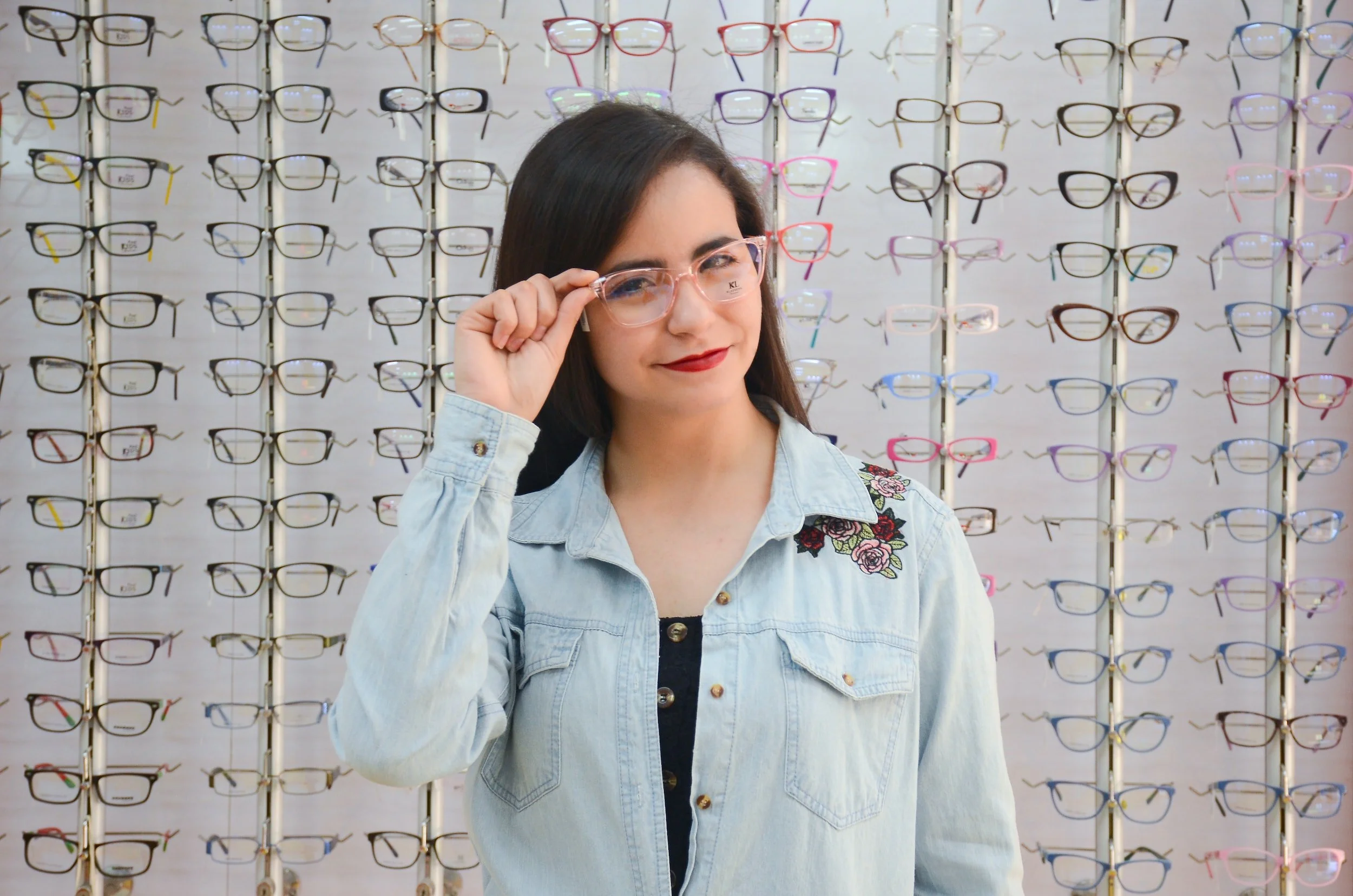 The Pros and Cons of Wearing Glasses vs. Contacts