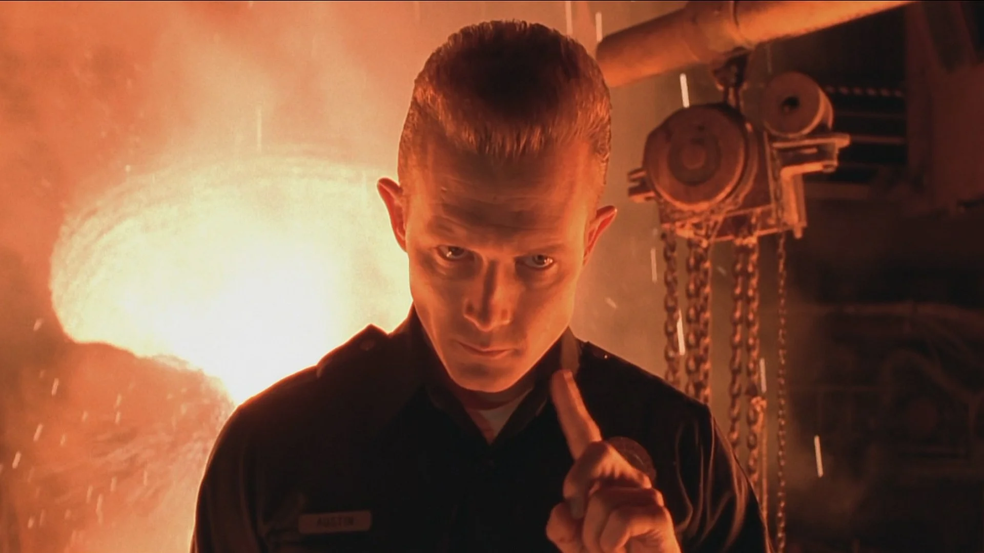 Robert Patrick's "mimetic pollyalloy" T-1000 could look like anyone. For most of T2 , he looks like an LAPD patrolman.