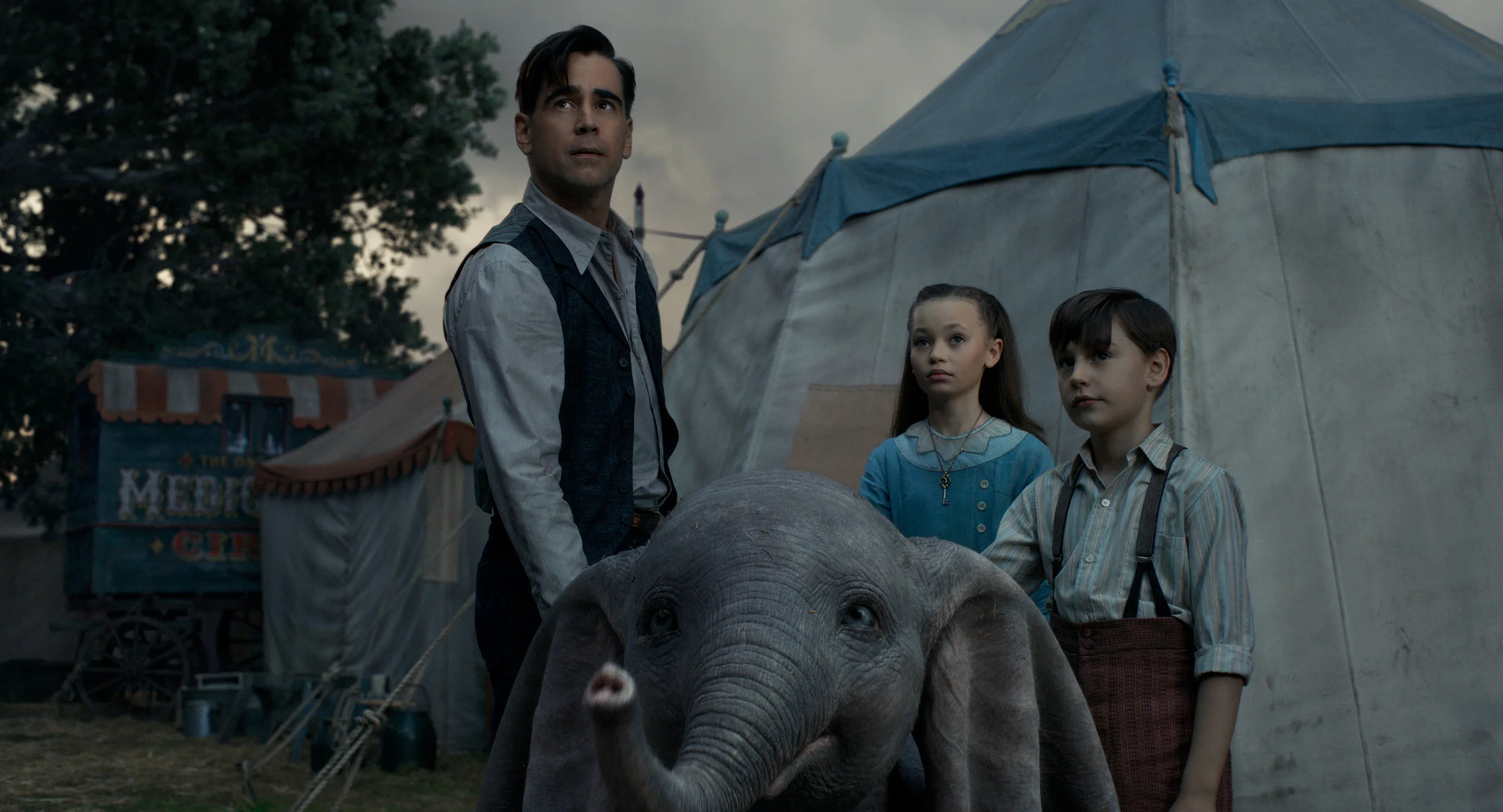 Colin Farrell and some kids in Dumbo . (Disney)