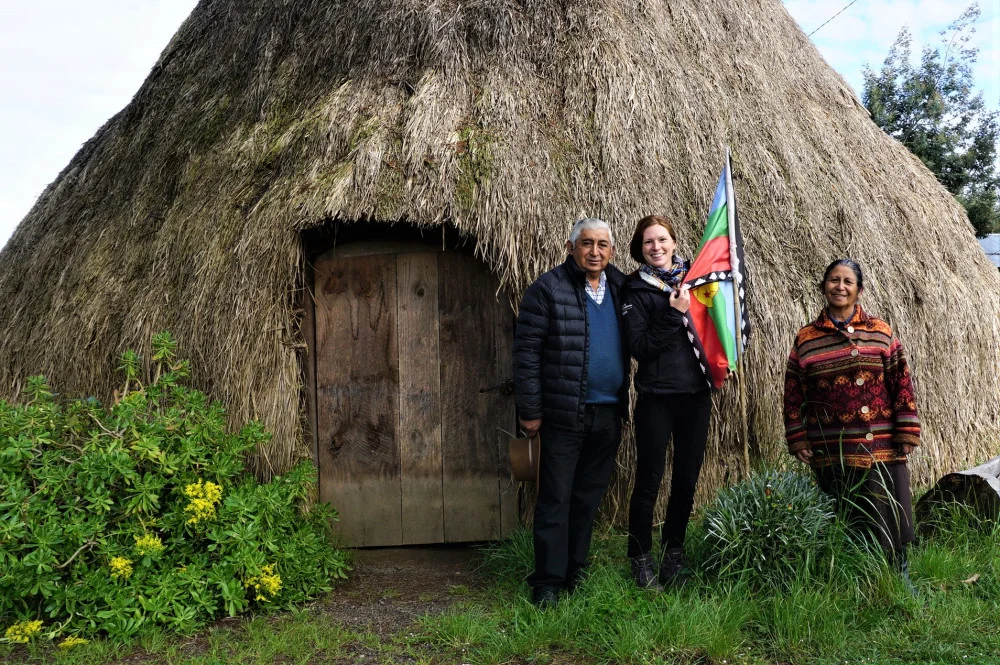 Les habitants locaux et moi devant une « Ruka », maison traditionnelle Mapuche faite entièrement de matériaux naturels tel que de la paille et de la terre.