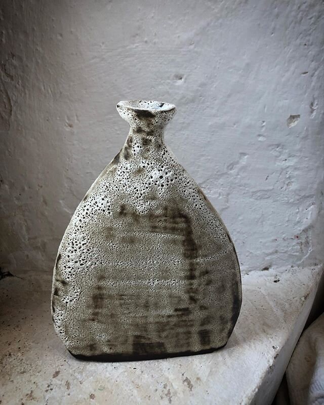 &quot;Art and love are the same thing: It&rsquo;s the process of seeing yourself in things that are not you.&quot;
-Chuck Klosterman ~
Flat Bottle. Dark stoneware clay with textured matte white glaze. Available. DM me for details
#artistsupportpledge